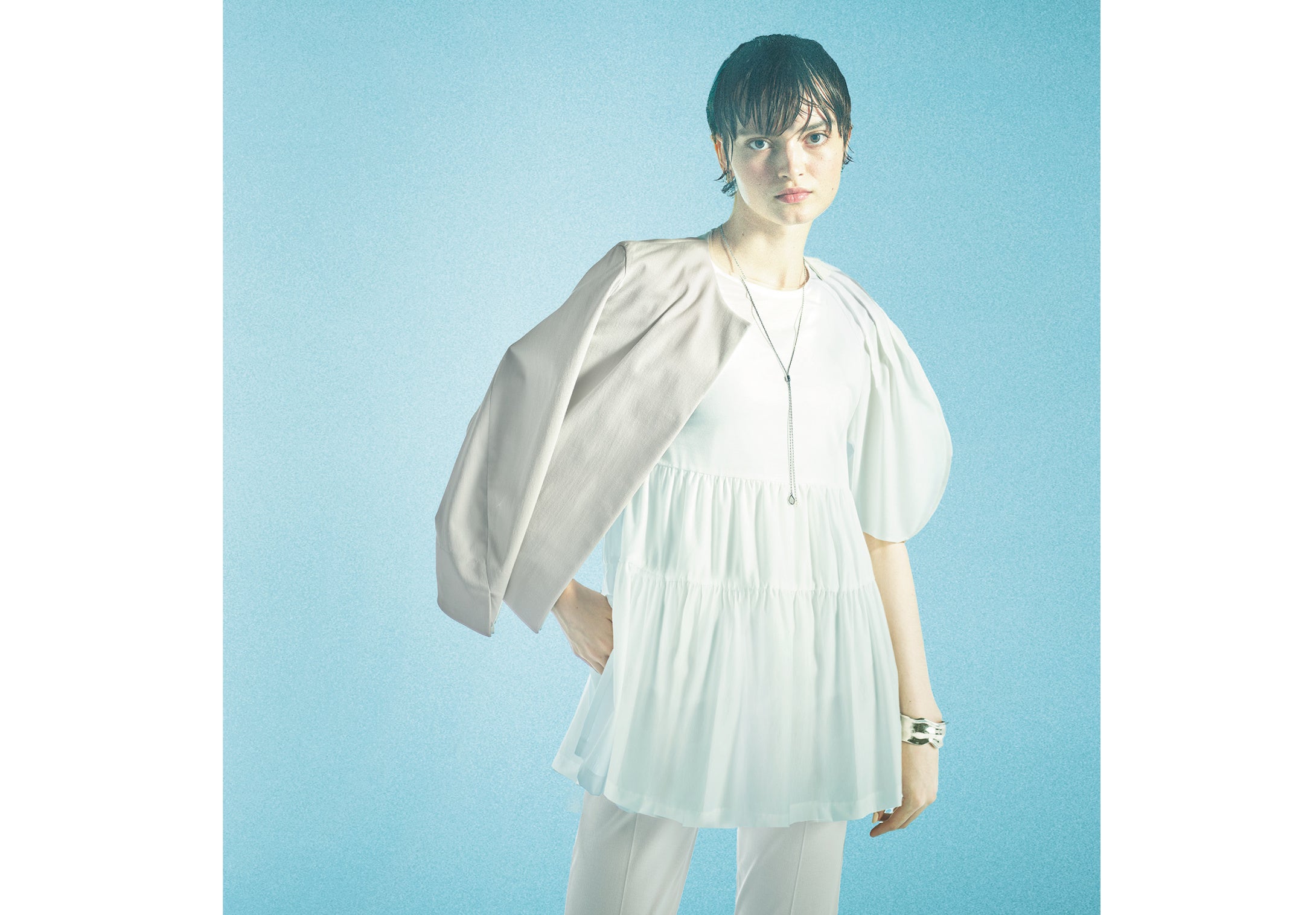 ノーカラージャケット　33,000円、ブラウス　24,200円、パンツ　19,800円　※全て税込