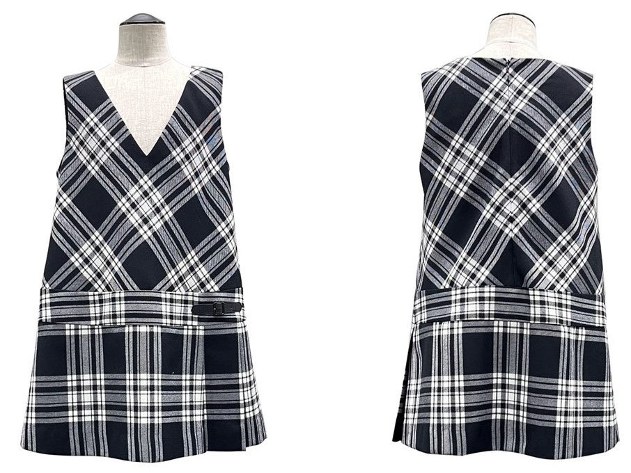 ジャンパースカート　(95～130㎝)30,800円、(140～150㎝)33,000円　※全て税込　カラー：ブラック