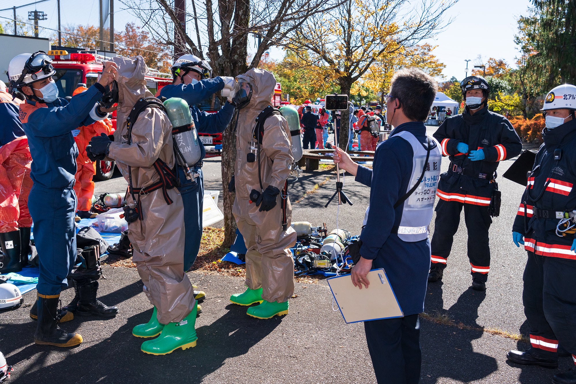 訓練風景をライブ中継するテレネットメンバー