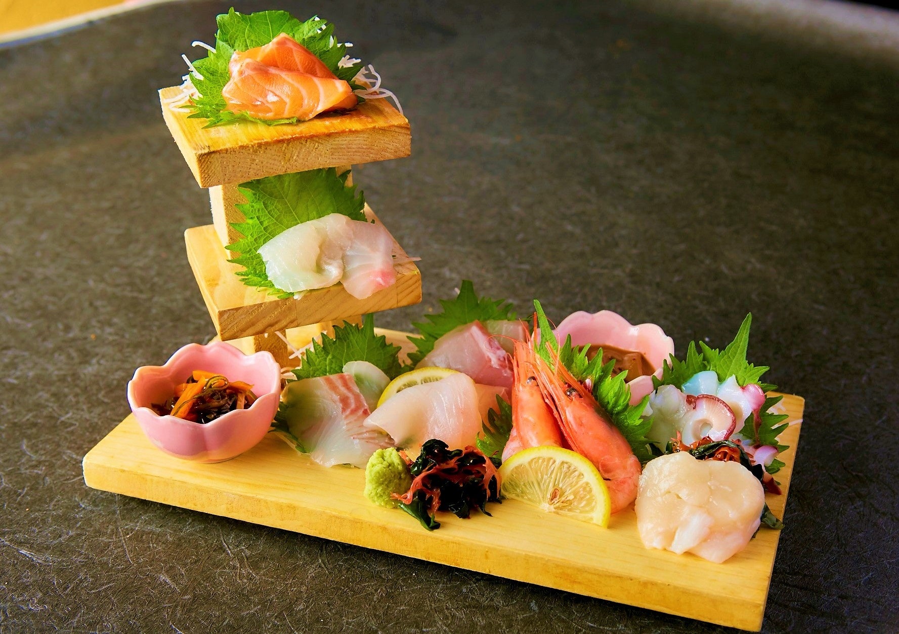 漁師町の刺身三段盛・・・1人前1,080円(税込)