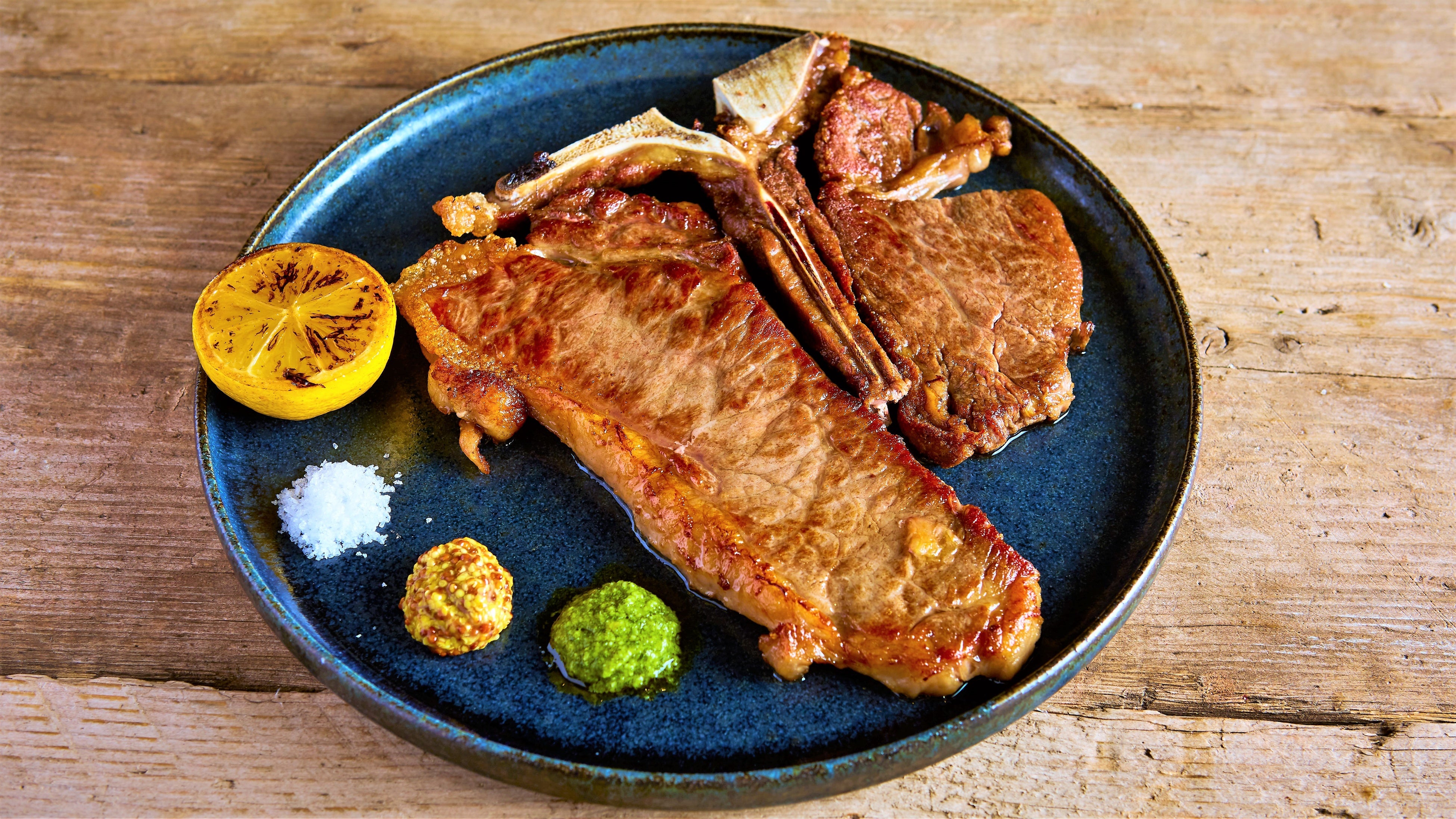 Tボーンステーキ