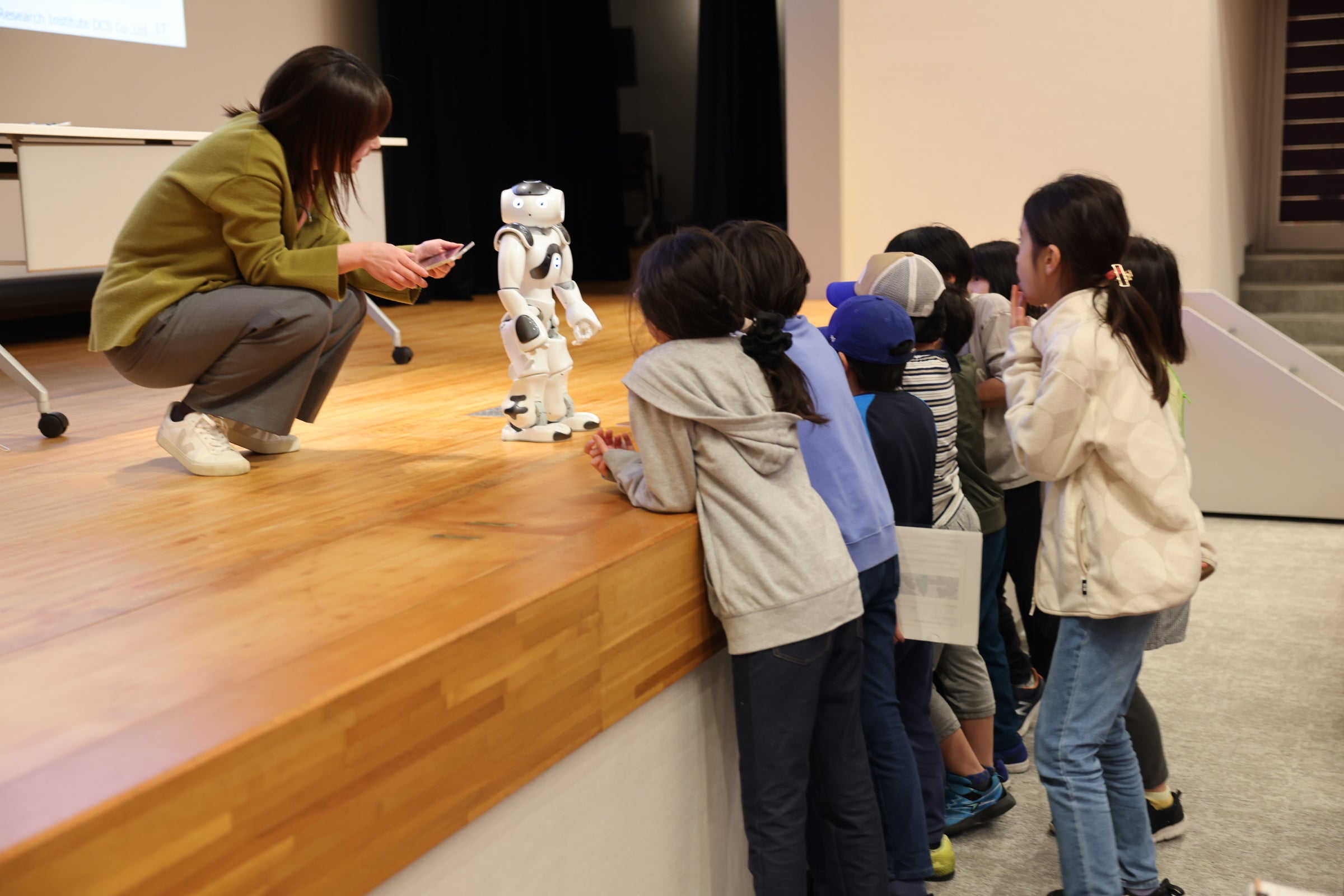 ※「NAO」はAldebaranの登録商標です。 ※AldebaranのNAOを活用し、独自のサービスを提供しています。