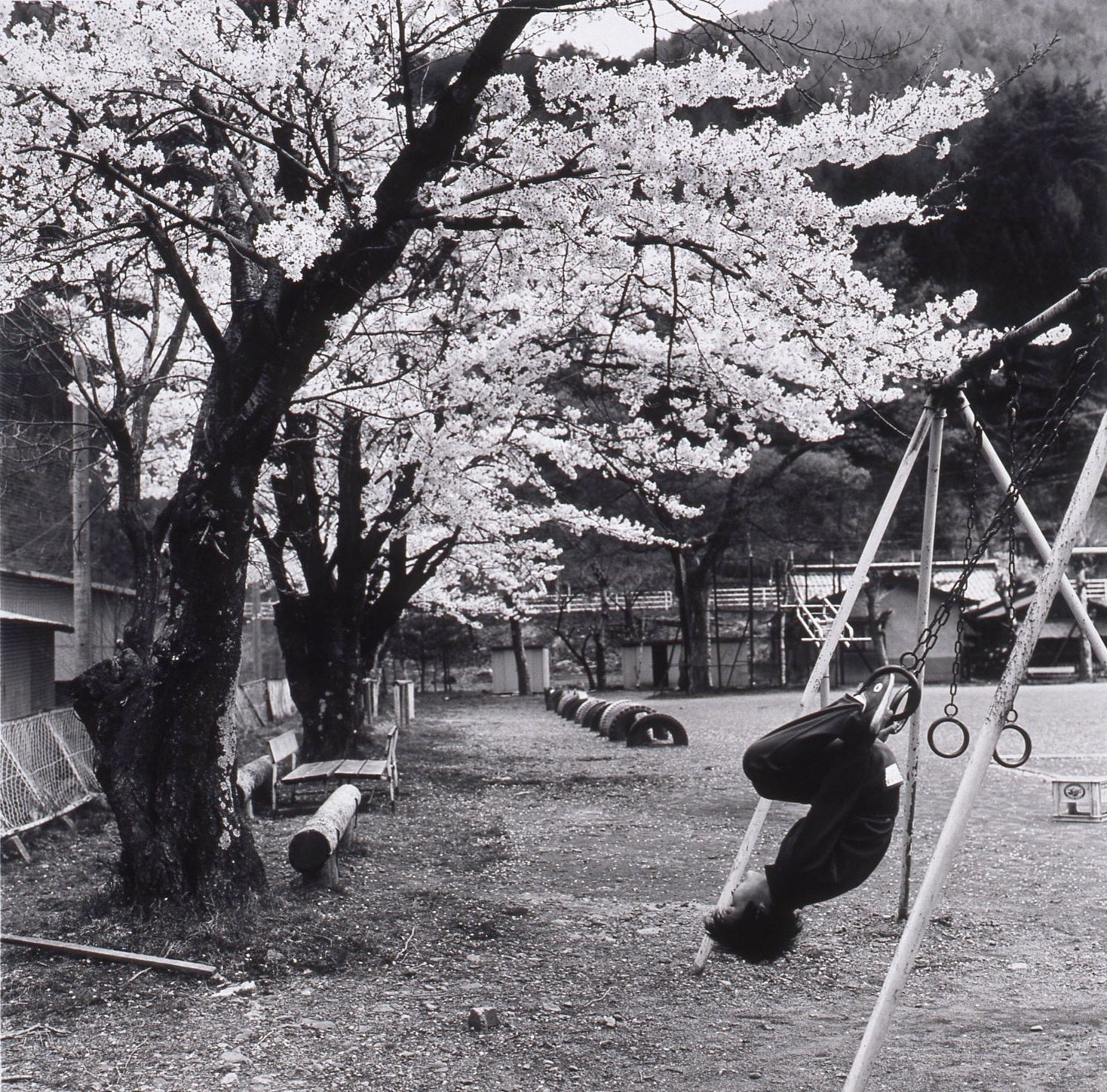 秋山亮二《「楢川村」より》1989年 ゼラチン・シルバー・プリント 43.7×43.7cm