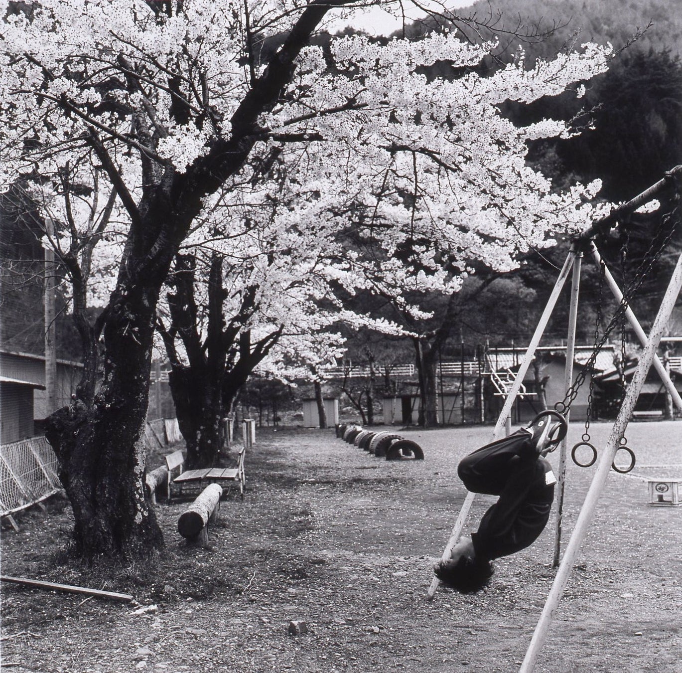 秋山亮二《「楢川村」より》1989年 ゼラチン・シルバー・プリント 43.7×43.7cm