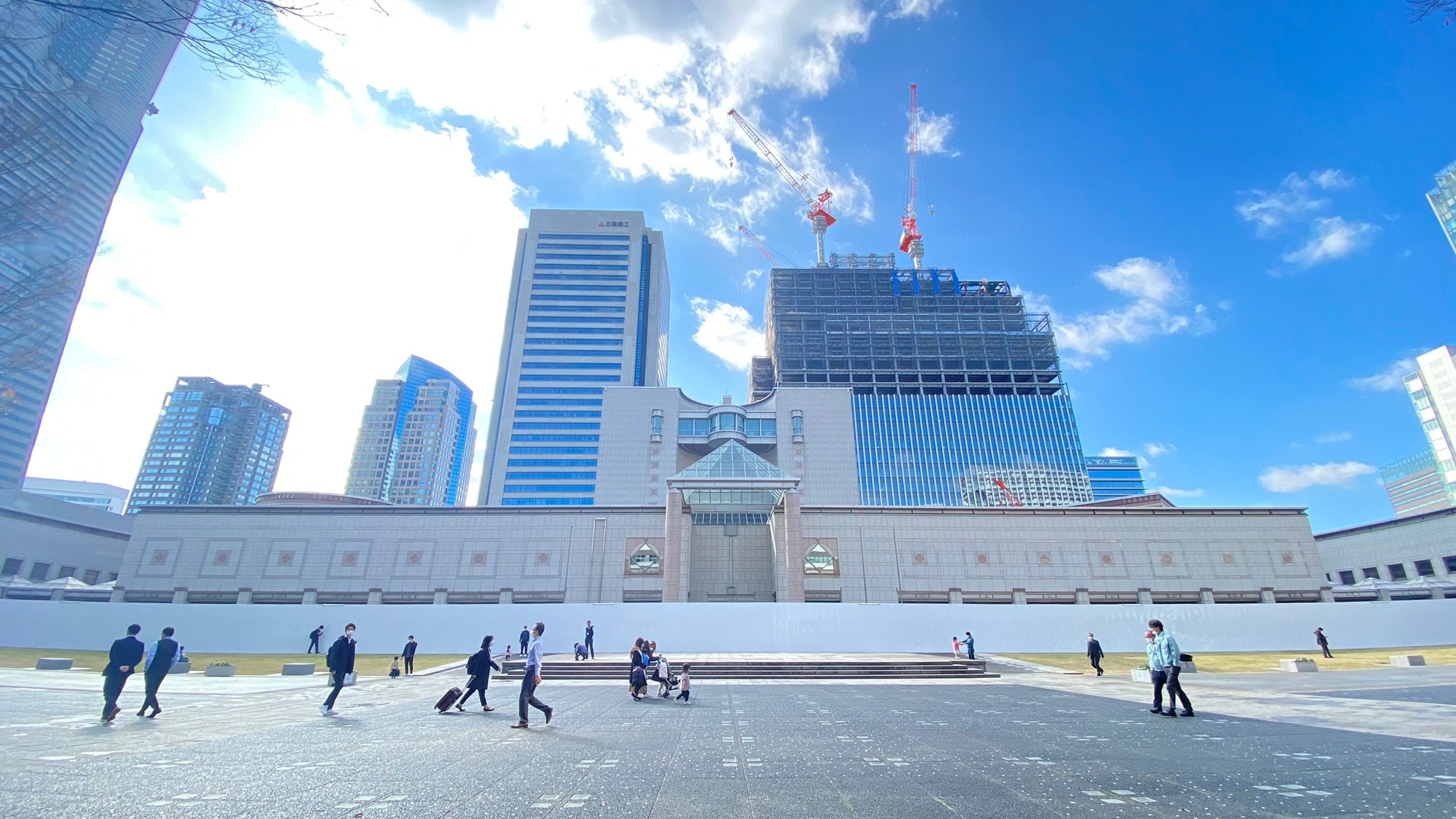 作品が掲出される横浜美術館前「美術の広場」仮囲い