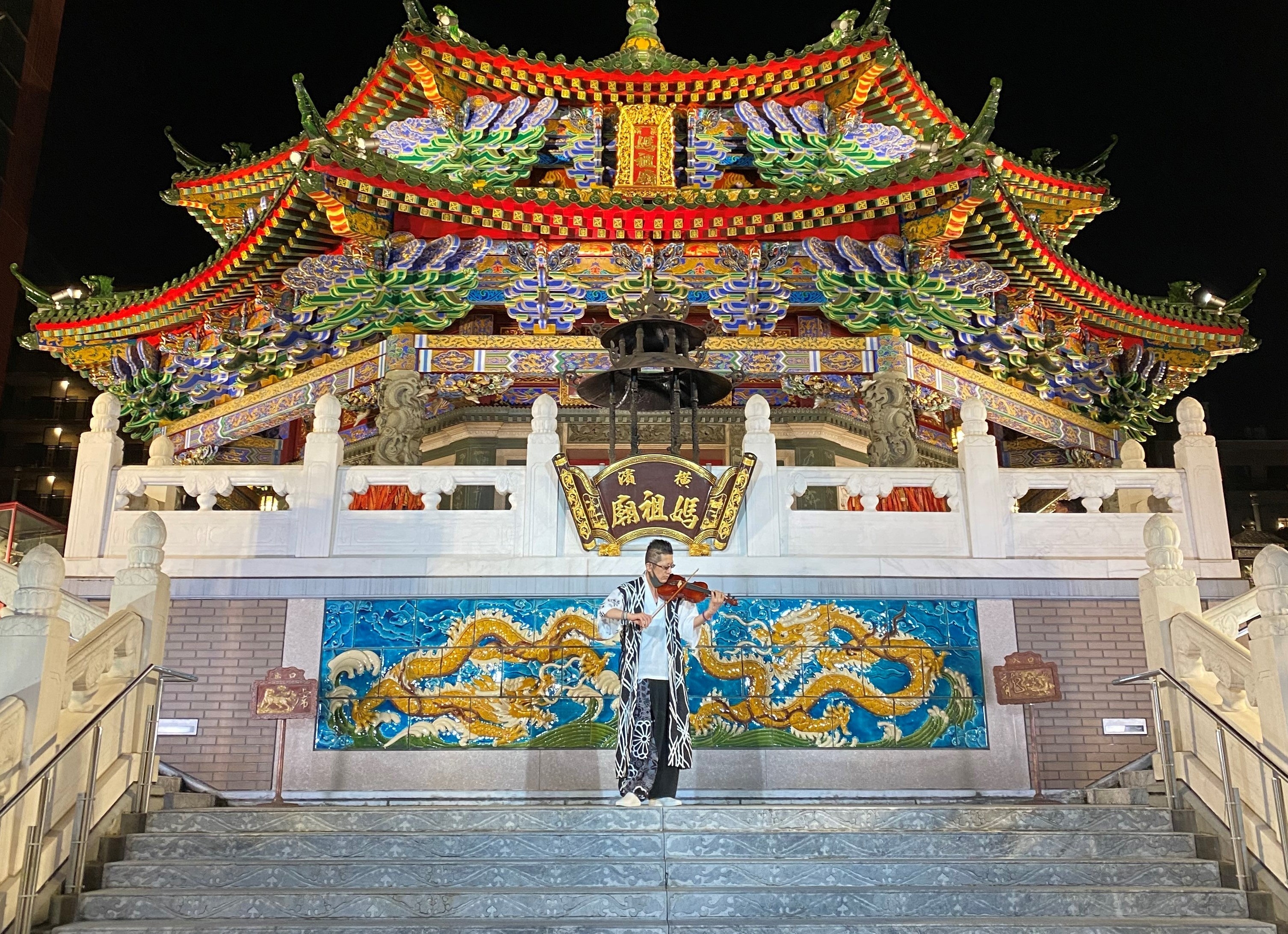 バッハ：《無伴奏ヴァイオリン・パルティータ第2番》より〈シャコンヌ〉 （演奏 石田泰尚（ヴァイオリン） 撮影地 横濱媽祖廟（横濱中華街））