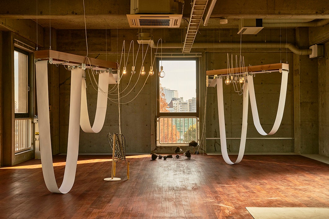 《IO》2021年/インスタレーション:毛利悠子/詩:大崎清夏/映像:玄宇民 (c) Yuko Mohri  Photo by Kenshu Shintsubo