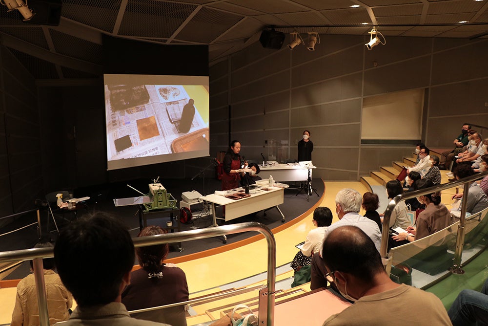 アーティストによるトークの様子