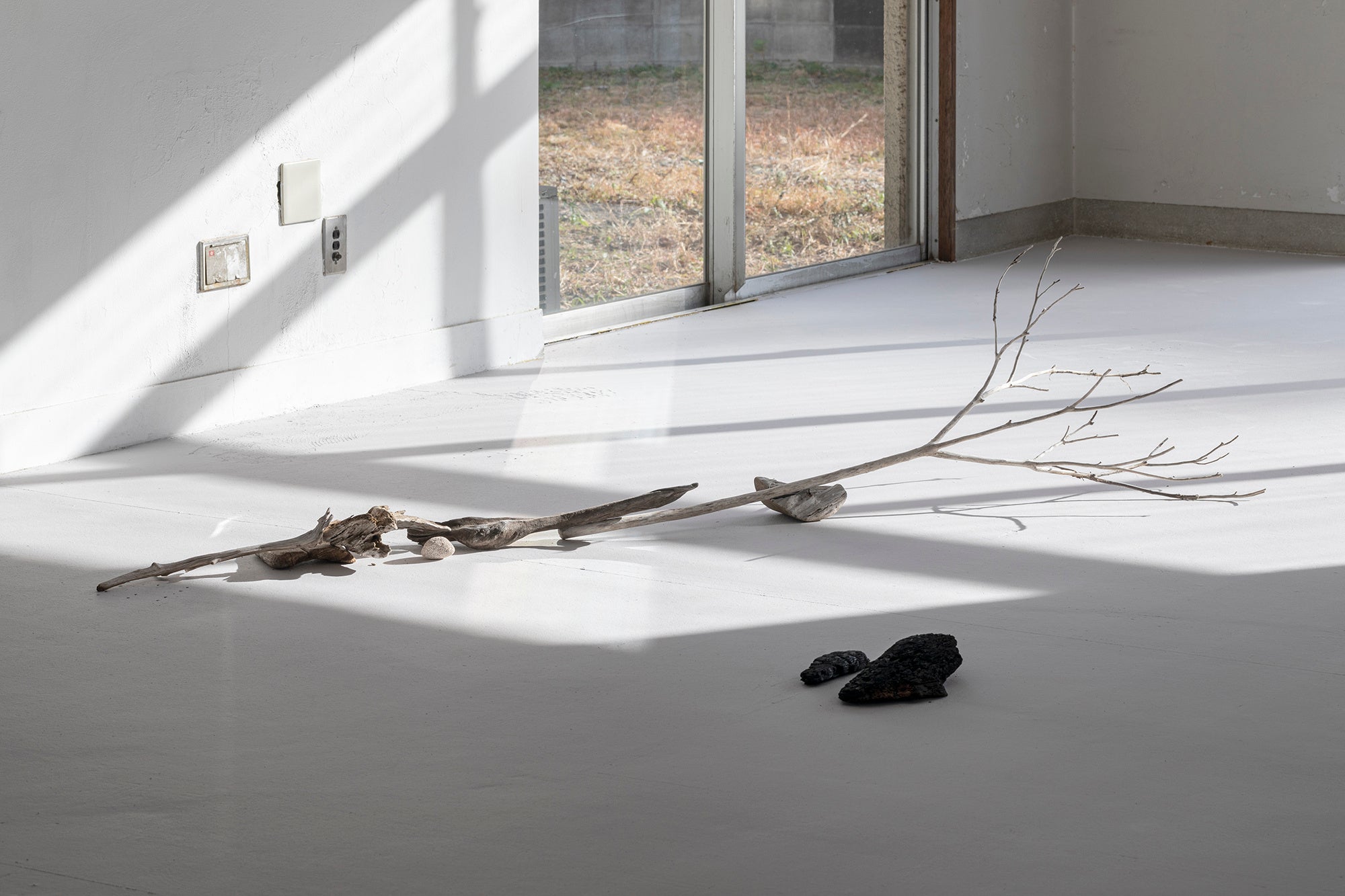 古橋まどか《焚く、枯ぶ、渡る》2022年 「DOMANI plus @愛知『まなざしのありか』展」展示風景　撮影｜大塚敬太＋稲口俊太　画像提供｜Minatomachi Art Table, Nagoya