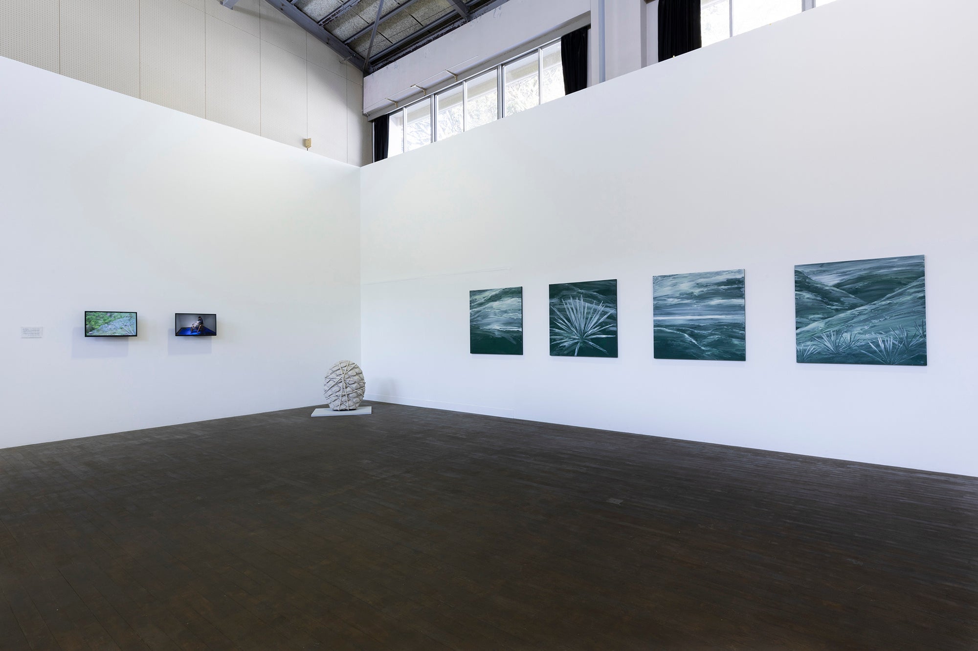 来田広大《歩荷》2021-2022年 「いちはら×メキシコ 月出工舎国際交流企画展『旅のかたち』」（市原市）展示風景　協力｜荒井規向 撮影｜吉本和樹