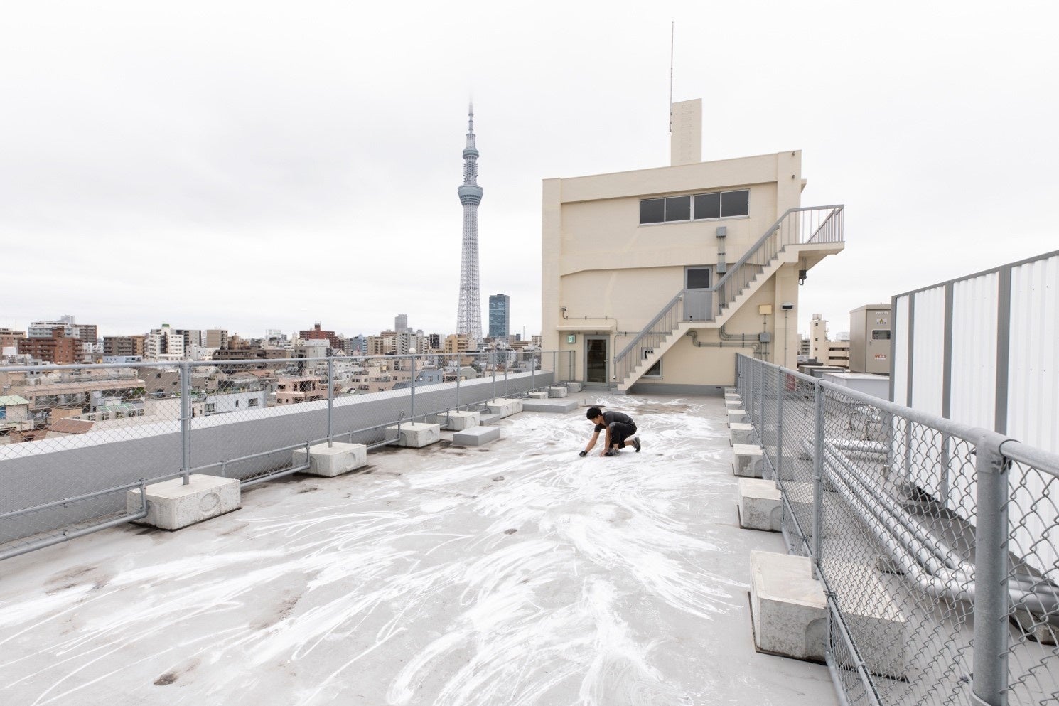 来田広大《東京には空がない (Rooftop Drawing)》2021年 映像 5分33秒&nbsp; &nbsp;撮影：吉本和樹&nbsp; &nbsp;協力：KAIKA 東京 by THE SHARE HOTELS, CLEAR GALLERY TOKYO