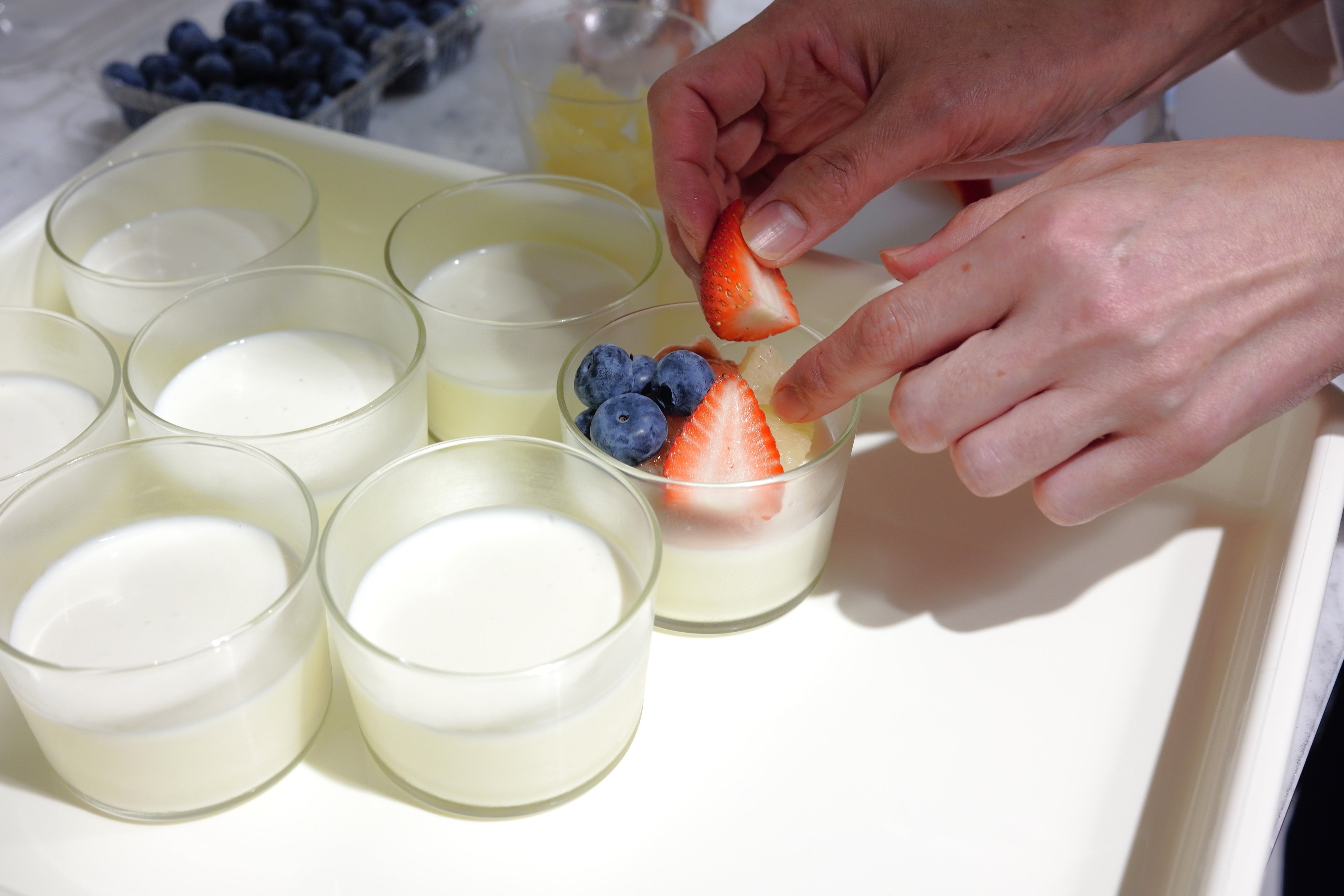 ひとつひとつ丁寧に手作りしています。切り口の「ハート型」が見えるようにトッピング