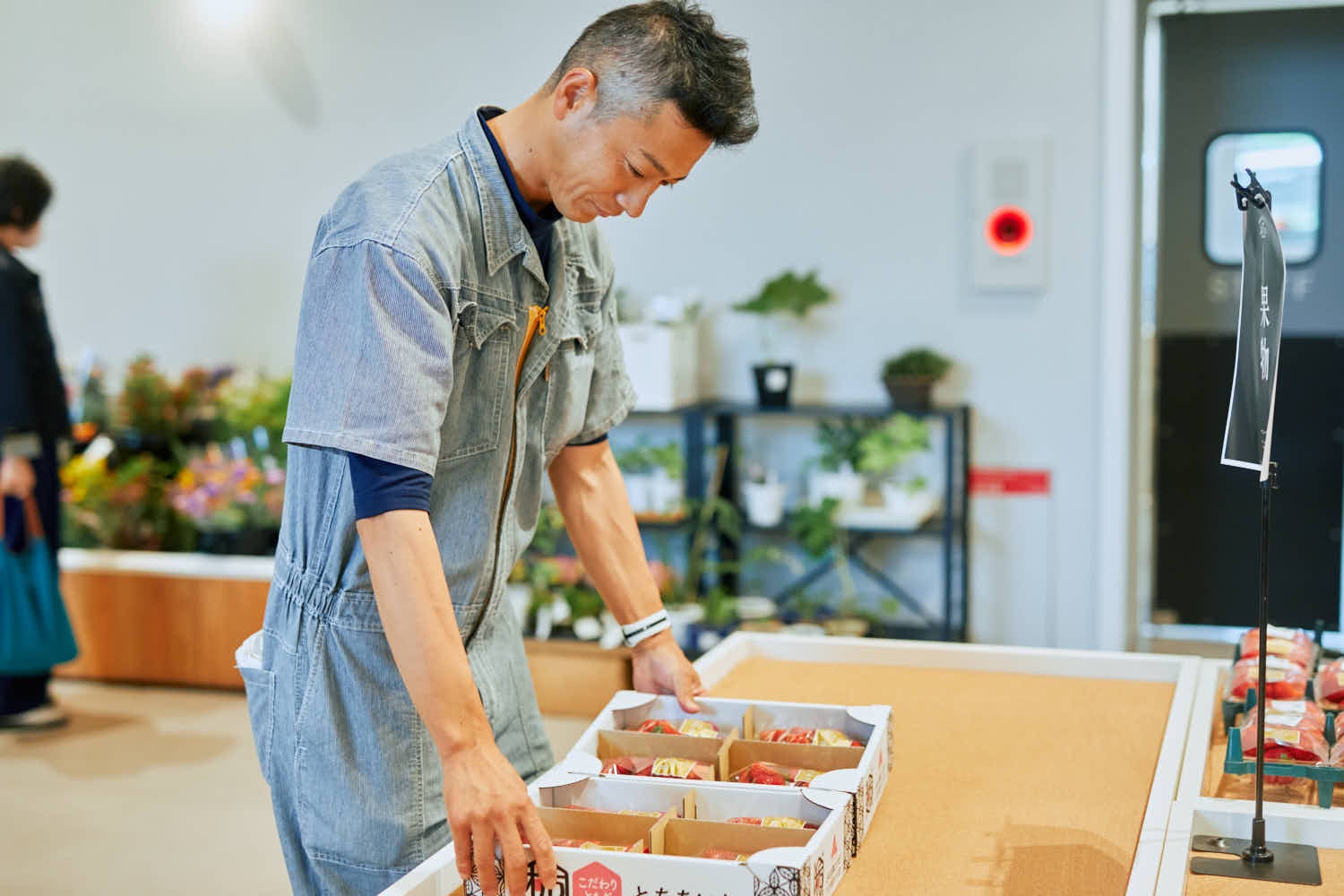 いちご生産者さん。1年を通しておいしいいちごを出荷してくださっています