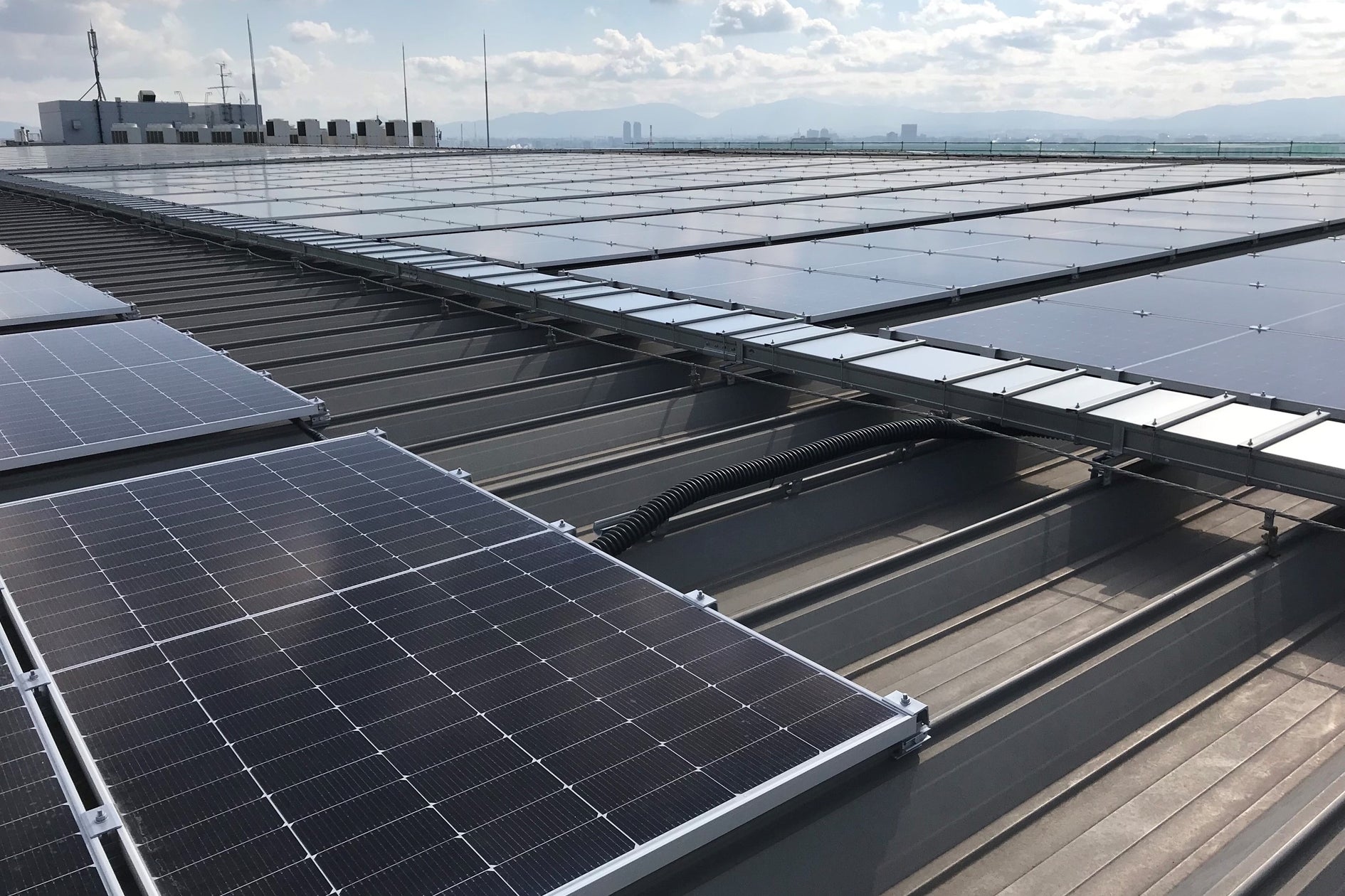 TESSグループ、日本GLP株式会社様の物流施設4か所向けに「太陽光発電システム(発電容量合計約5.7MW)」を納入