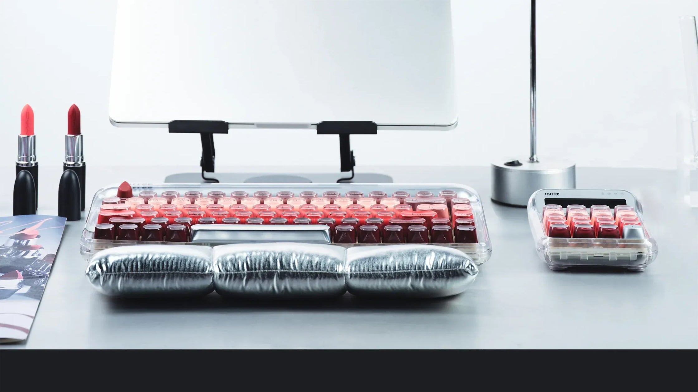 デスクに彩り・指先に潤いをーLofree DOT最新作『Lipstick』が登場|Foundationから続く“メイクアップ”の系譜 1 143092 26 24e4904bfd6be50f2dabc6b1cd229426