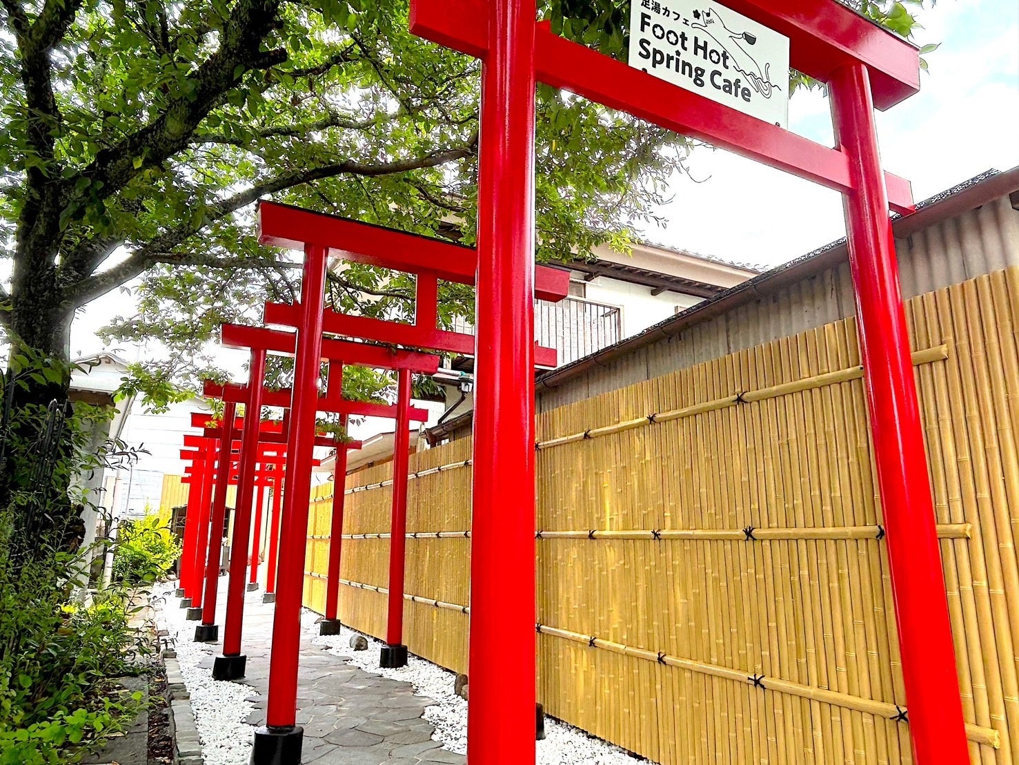 鳥居を見て自然と外国人は立ち止まる