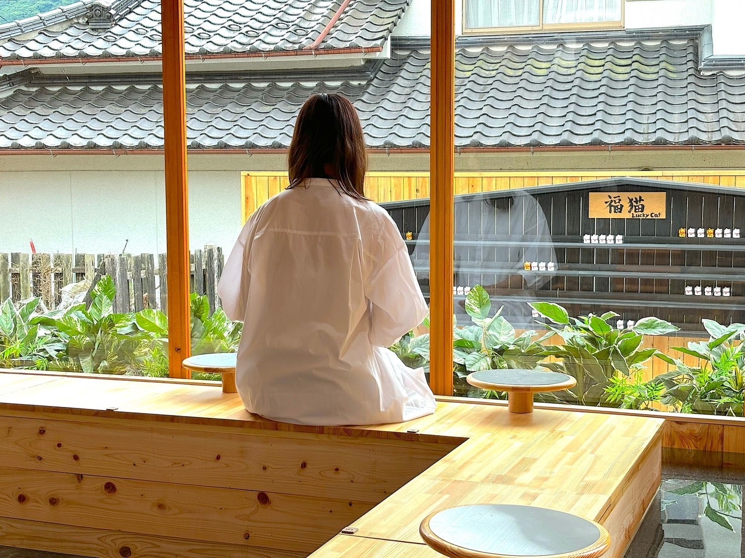全席に地元湯布院の温泉足湯