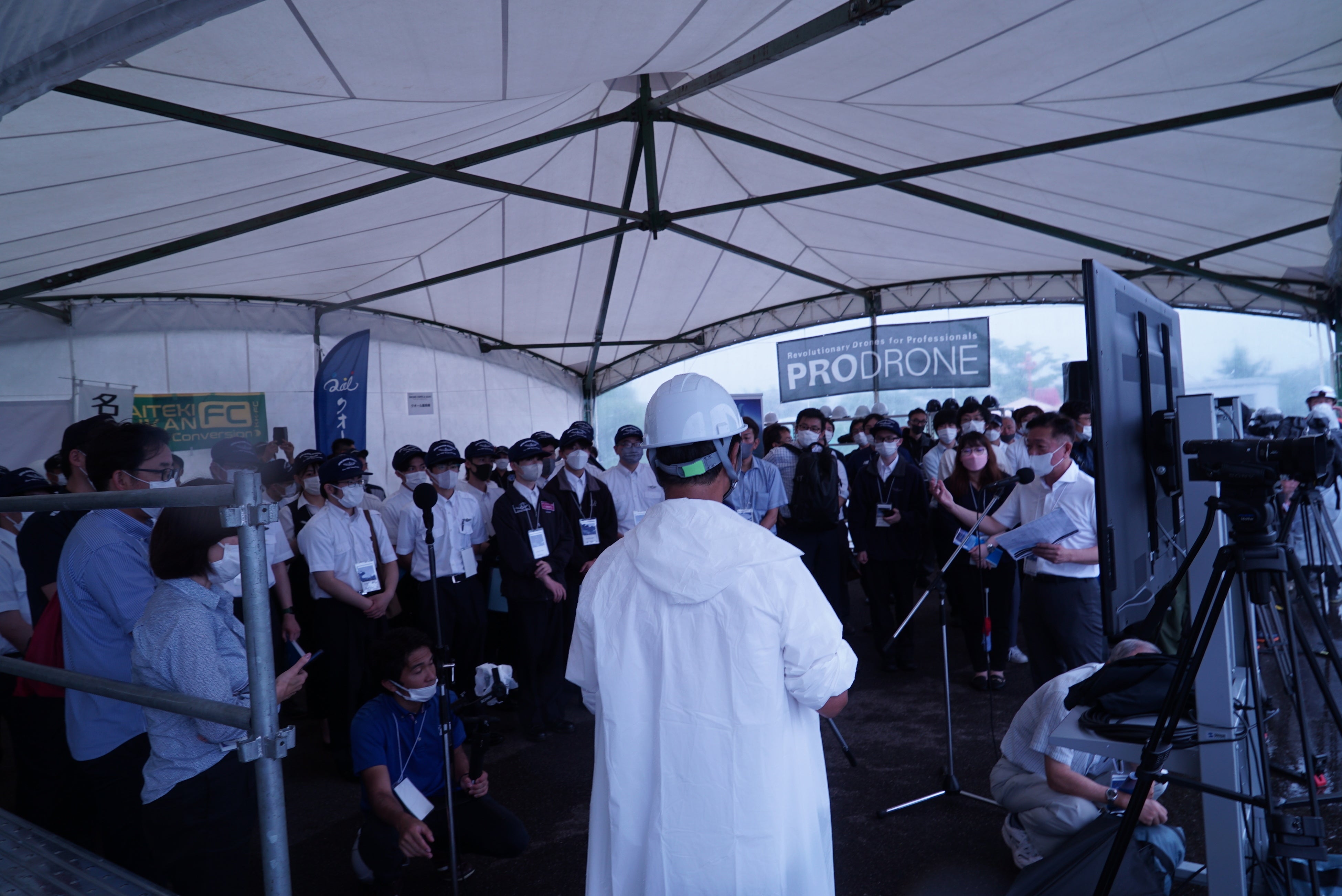 初日は雨天の中で開催