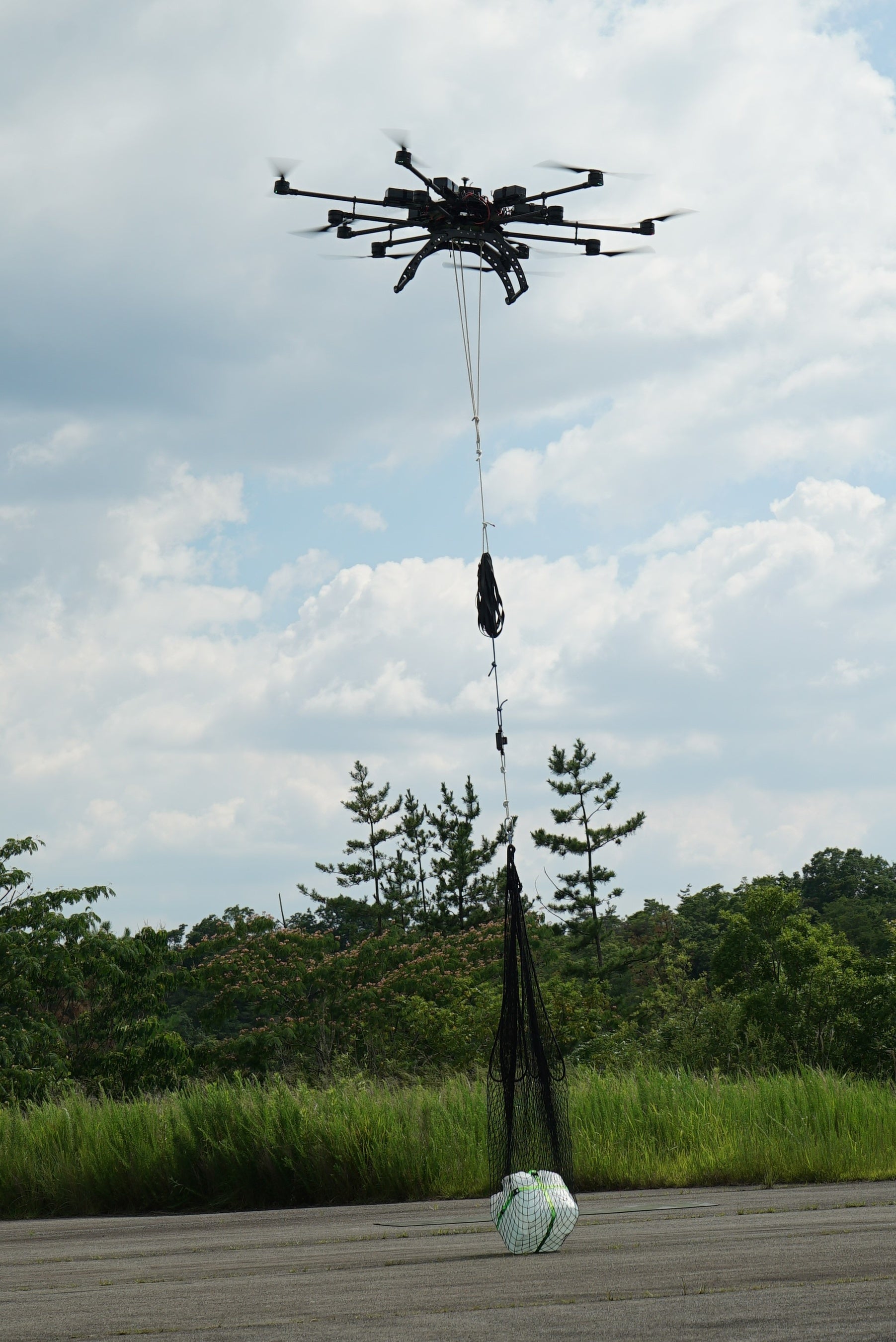 重量物運搬ドローン（試作機の12枚機）（※6)