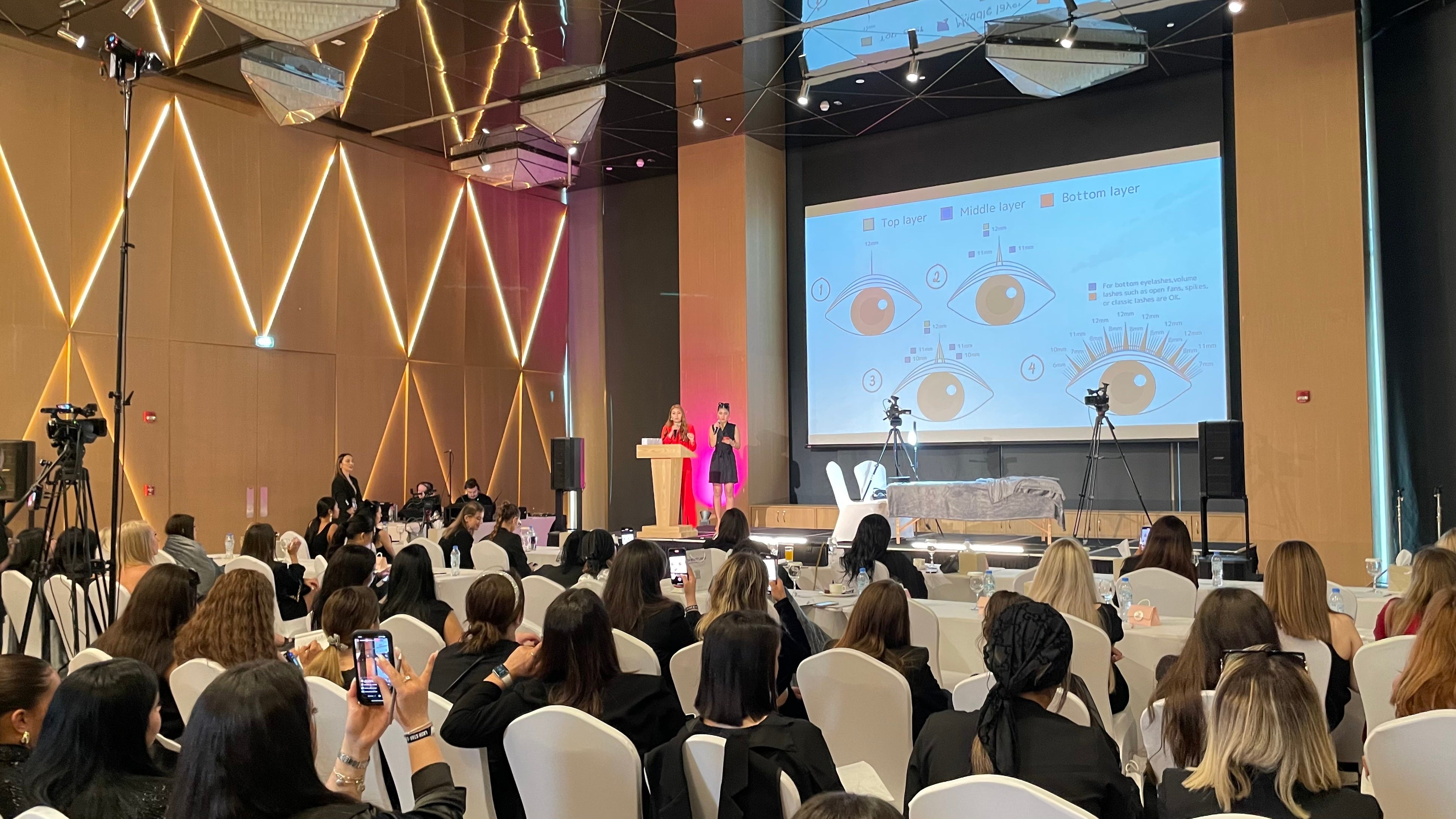 日本の文化「アニメマンガスタイル」のまつ毛 エクステについて、各国のアイリストの前でスピーチ。