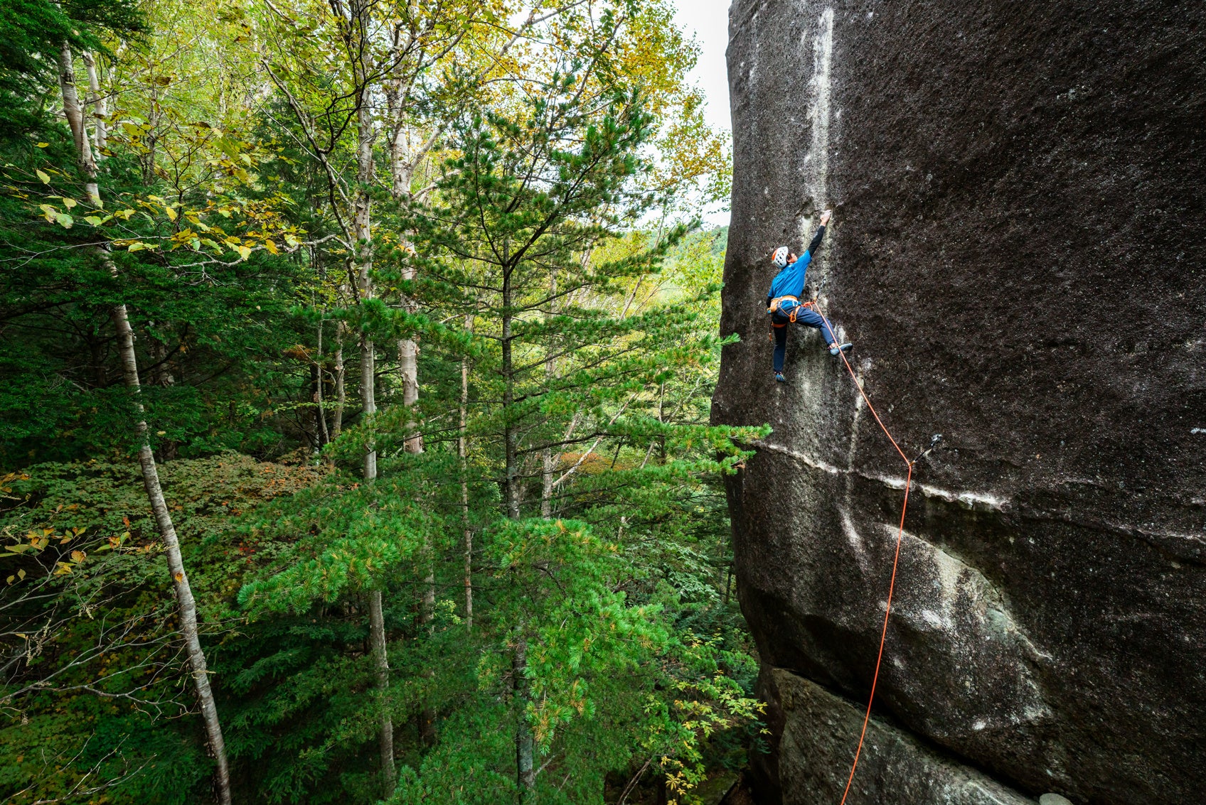 歴史ある小川山でのクライミング（クライマー：奥村優）