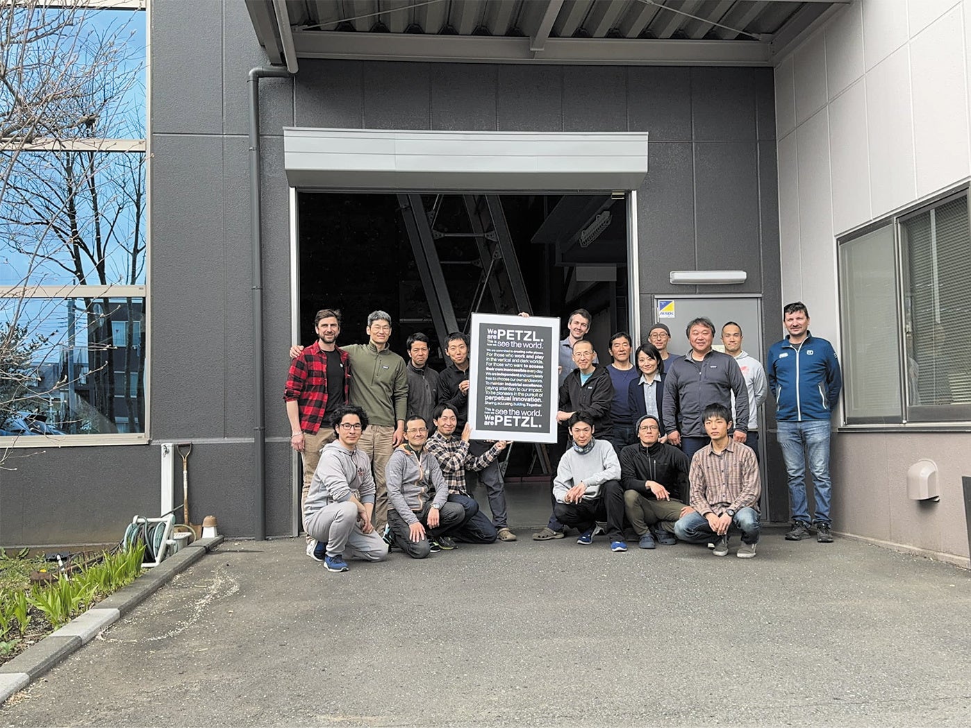 日本のペツルチーム、引継ぎのために本社から派遣された２名（両端）、新たに代表取締役に就任したゴチエ・ルックマン（中央）