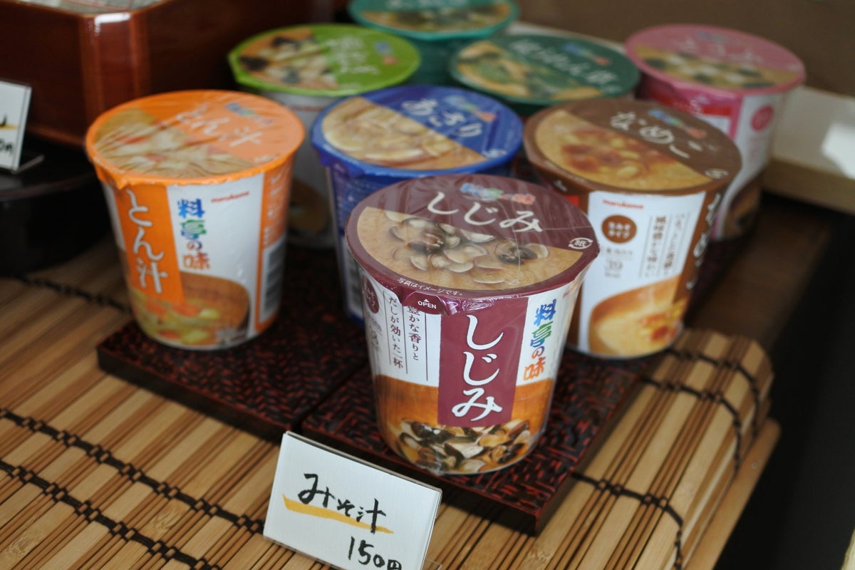 俵山温泉「俵山まちごと旅館」が客室で楽しむ軽食「湯あがりごはん」を開始、焼き鳥缶やパックご飯を一品から