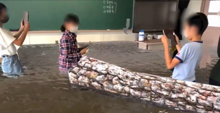 小学校で行われた浸水体験の様子（タブレットを使用）