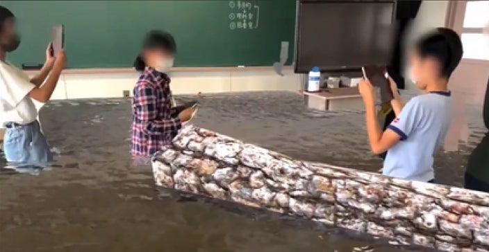 小学校で行われた浸水体験の様子(タブレットを使用)