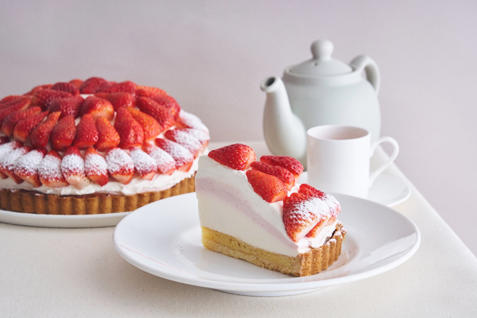 「cafe&books bibliotheque(カフェ&ブックス ビブリオテーク) 大阪・梅田」の「“朝摘み完熟紅ほっぺ”いちごのレアチーズケーキタルト」税込み1,100円