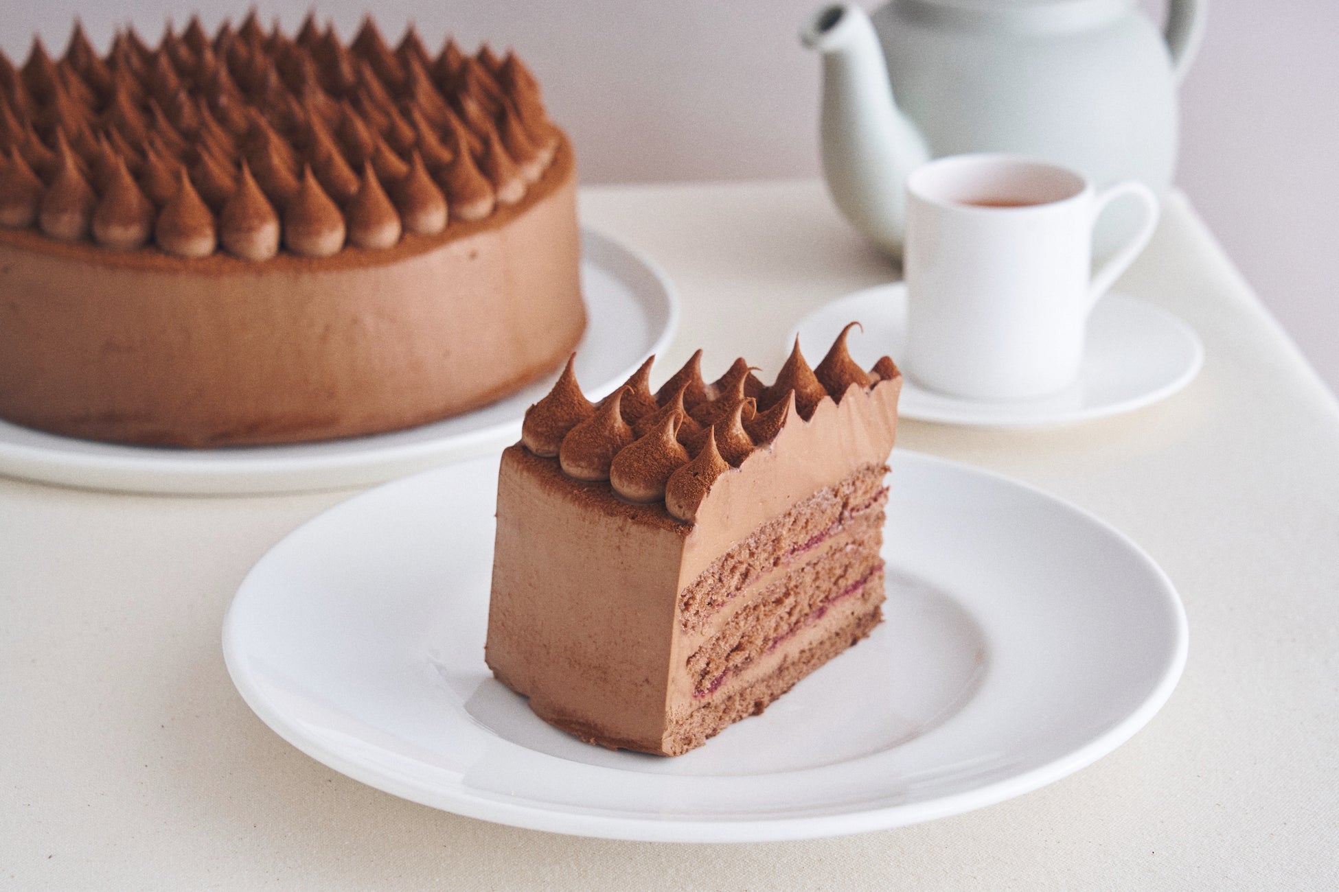 「cafe&books bibliotheque(カフェ&ブックス ビブリオテーク) 大阪・梅田」の「フランボワーズのチョコレートケーキ」税込み990円