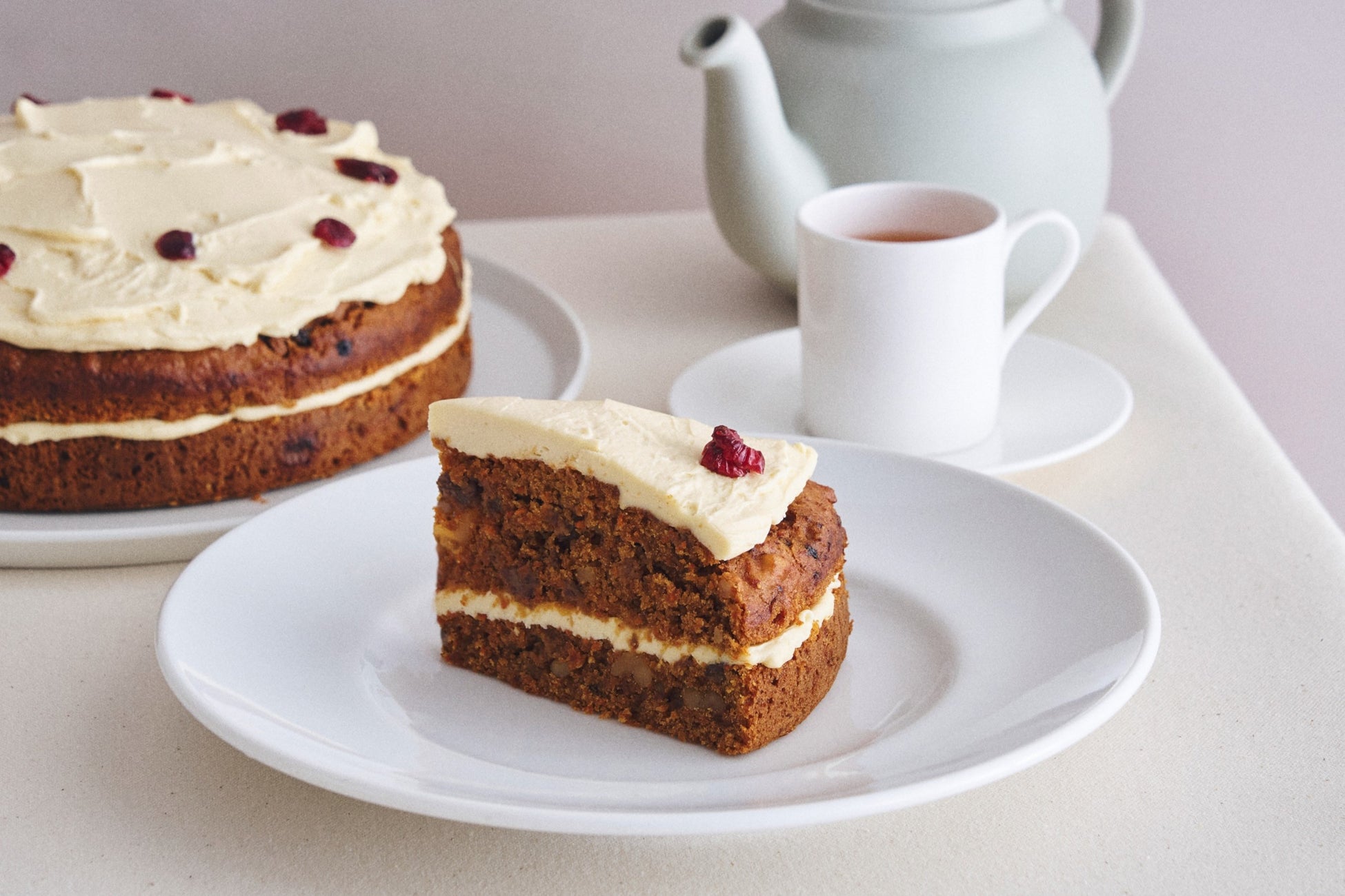 「cafe&books bibliotheque(カフェ&ブックス ビブリオテーク) 大阪・梅田」の「くるみとレーズンのキャロットケーキ」税込み935円