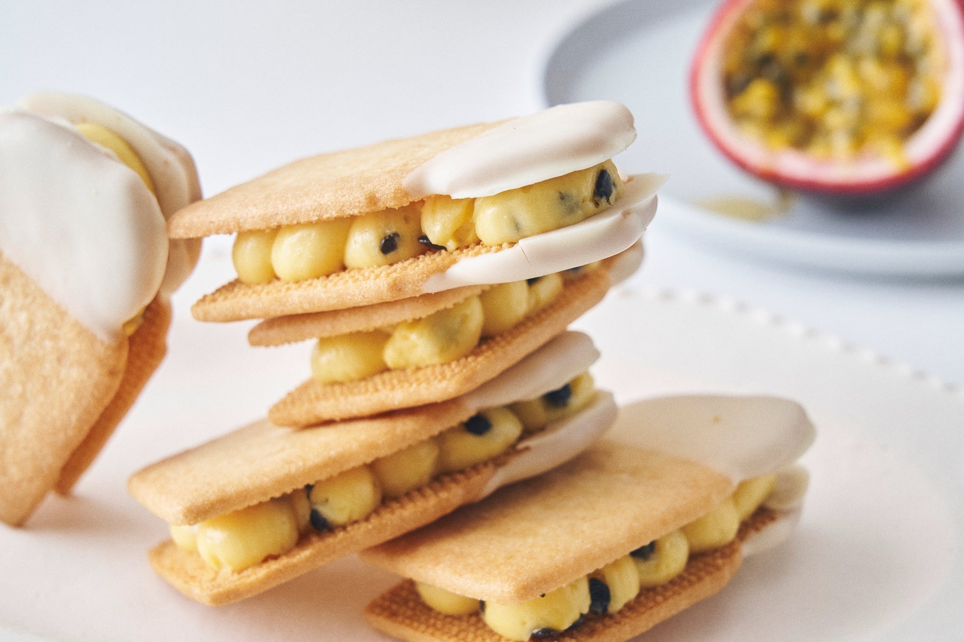 千葉・館山のパッションフルーツ農園『RYO'S FARM』× フェアリーケーキフェアが初コラボ!完熟果実をまるごと味わう、ポリポリ弾ける種の新食感「リリコイ生バターサンド」が6月9日(火)新発売