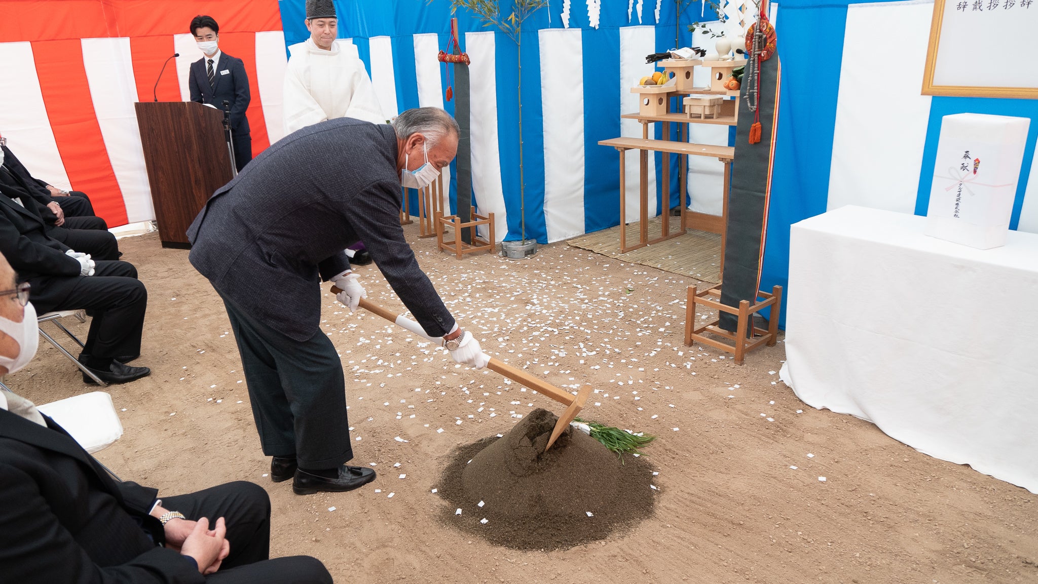 鍬入れの儀を行う徳間社長