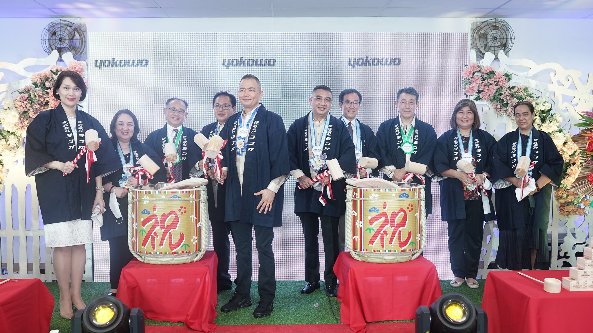 鏡開きの様子、Dita Angara – Mathay特別貿易代表（左から2番目） 横尾常務取締役（左から3番目）、YMP古見MD（右から3番目）