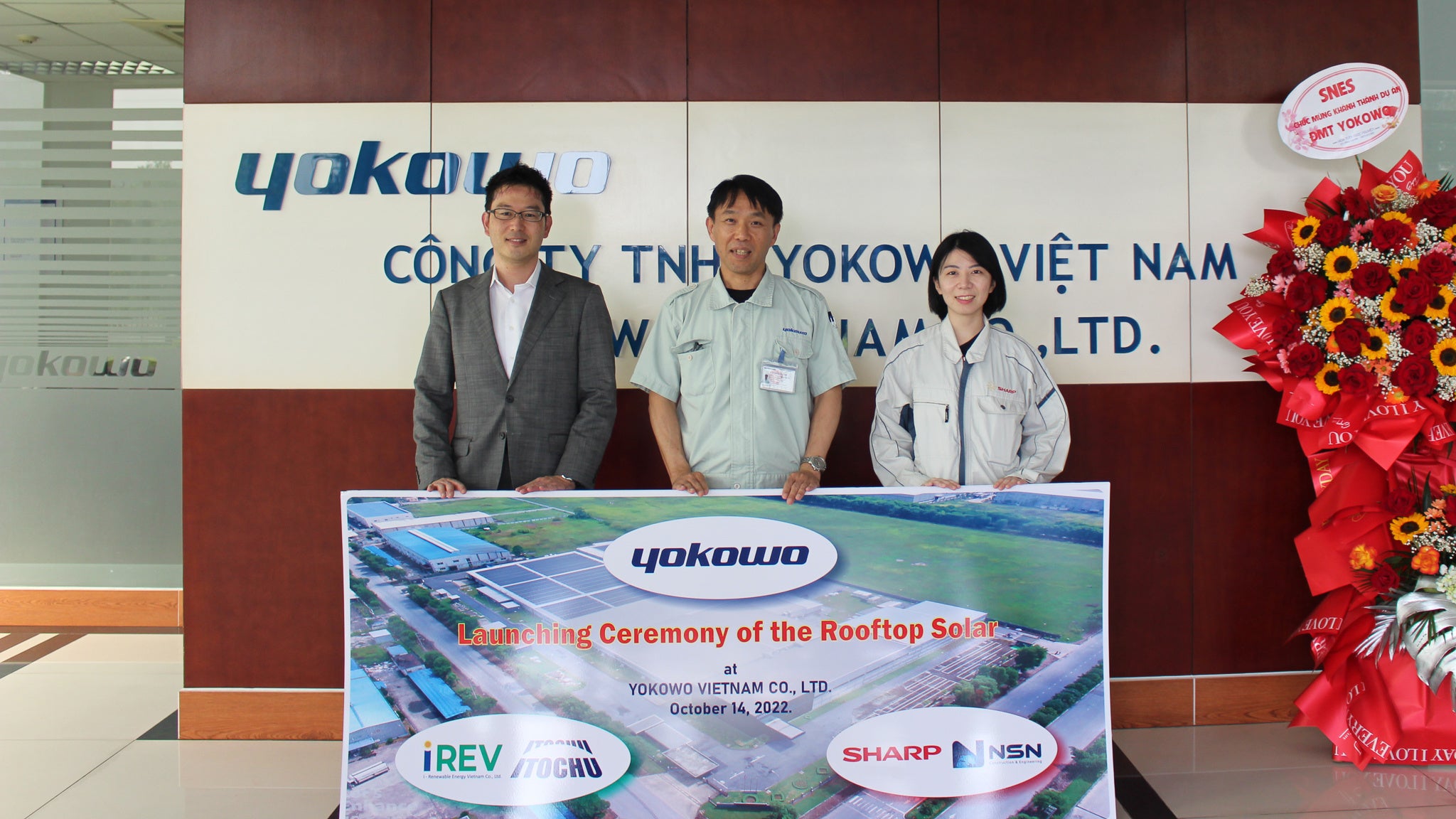 左から伊藤忠商事（株）課長 小寺様、ヨコオベトナム社長 平岡、 シャープエネルギーソリューション（株） 主任 高本様