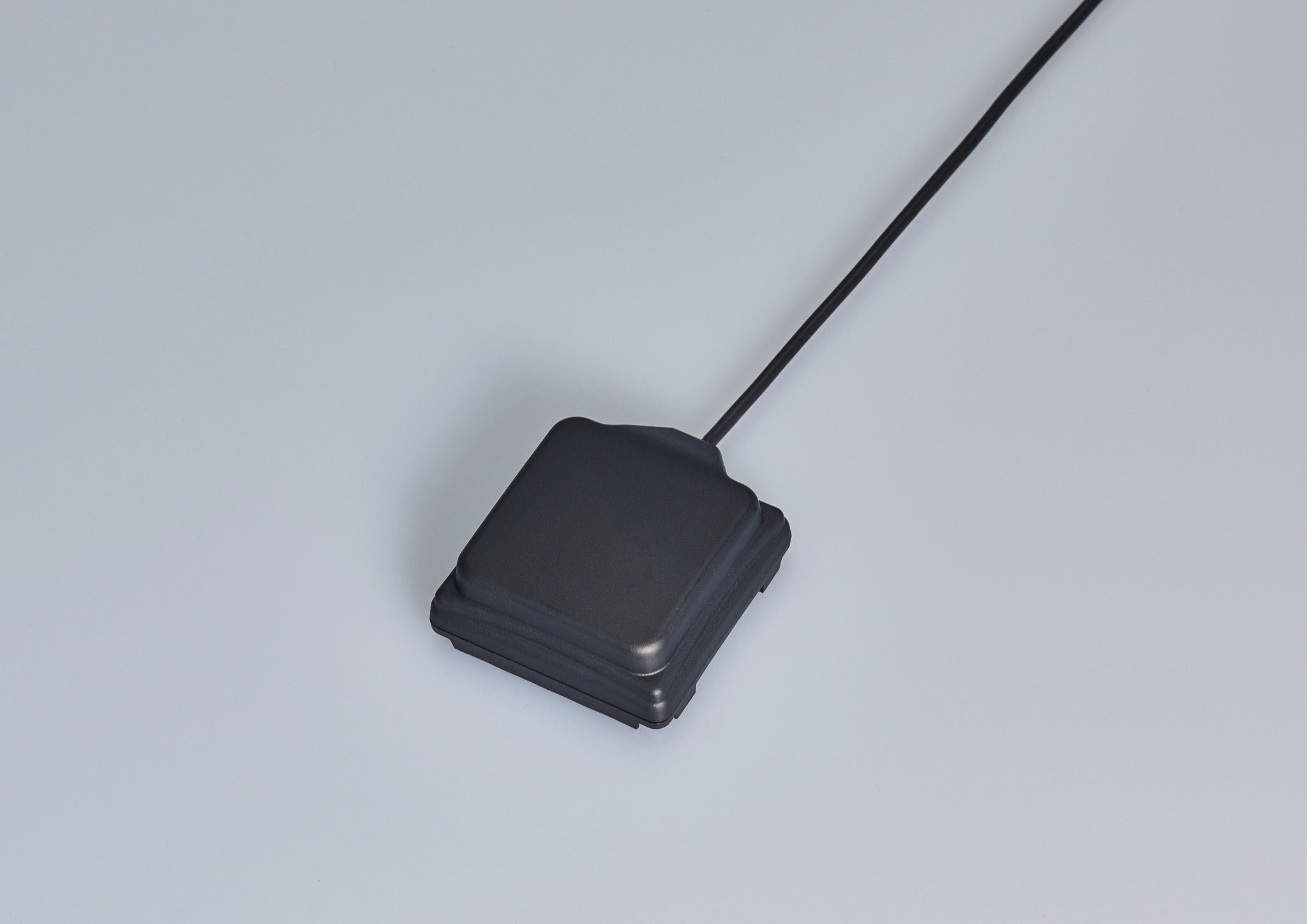 小型フルバンドGNSSアンテナ