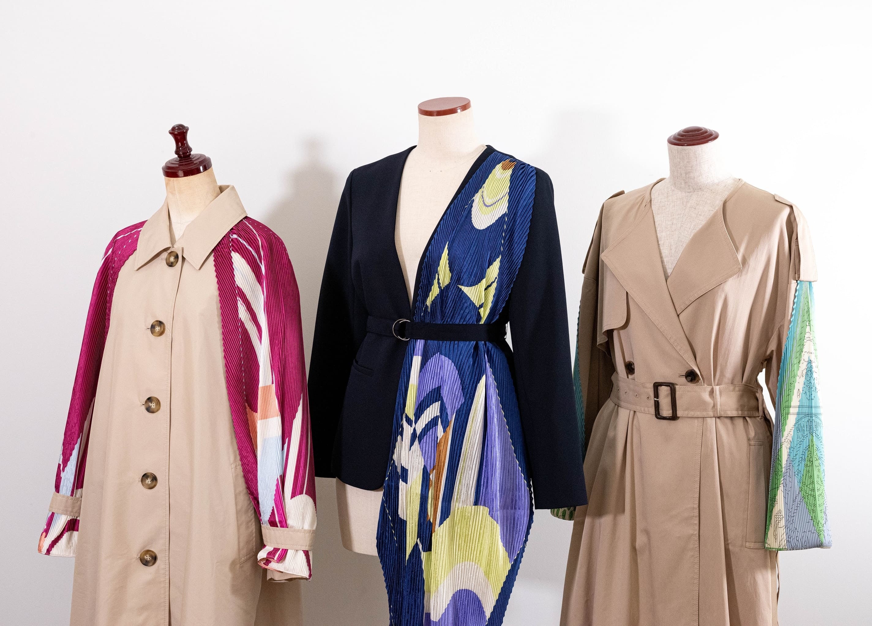 (左)コート 40,700円、(中央)ジャケット 36,300円、(右)コート 40,700円