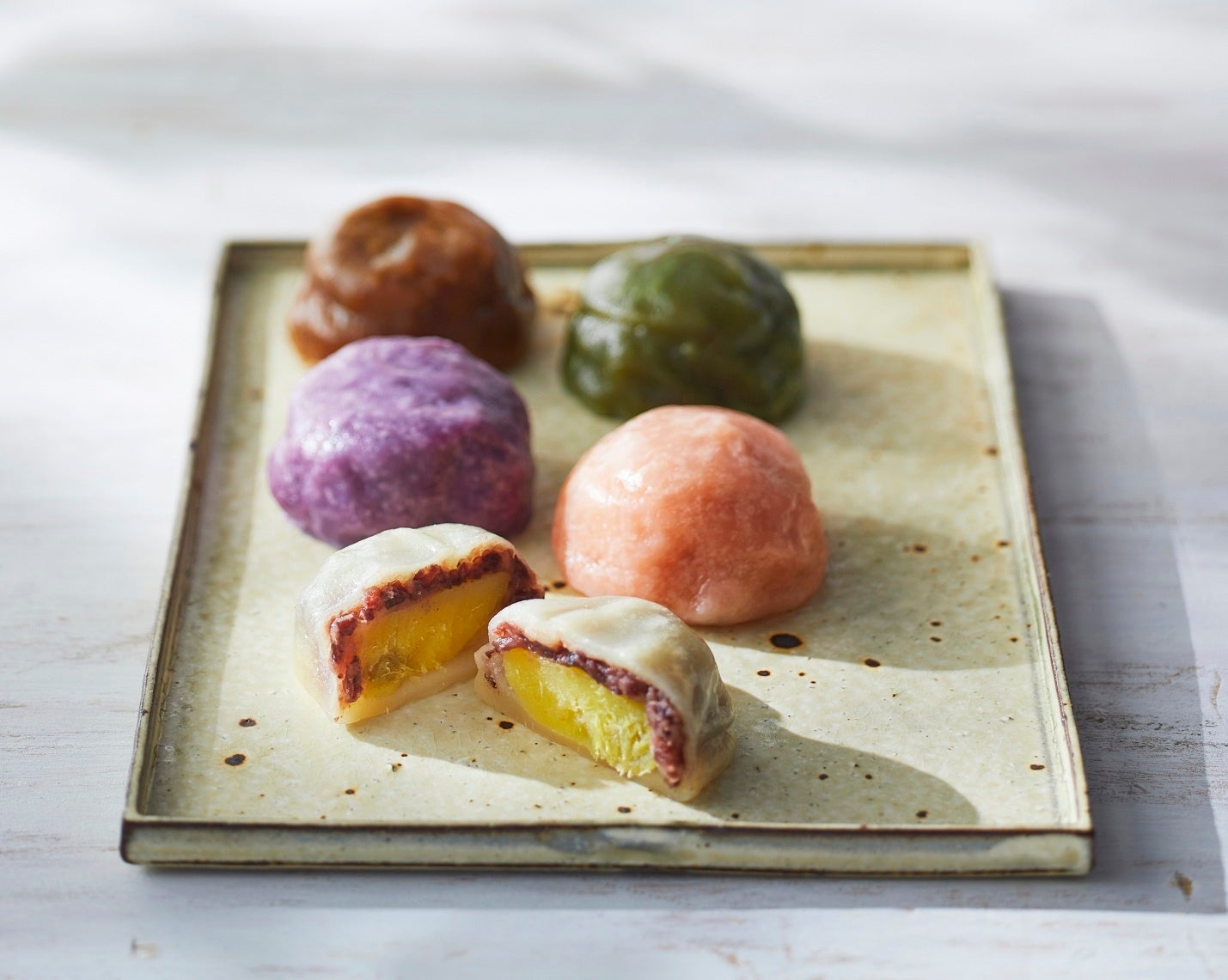  熊本「芋屋⻑兵衛」 いきなり団子(プレーン、桜、紫芋、よもぎ、黒糖 ) 各162円