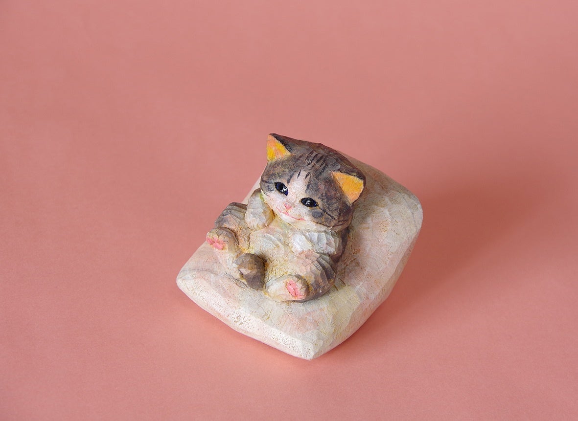 「お宮参り」 (クスノキに油彩、約幅7×奥行7.5×高さ7.5cm) 110,000円(税込)