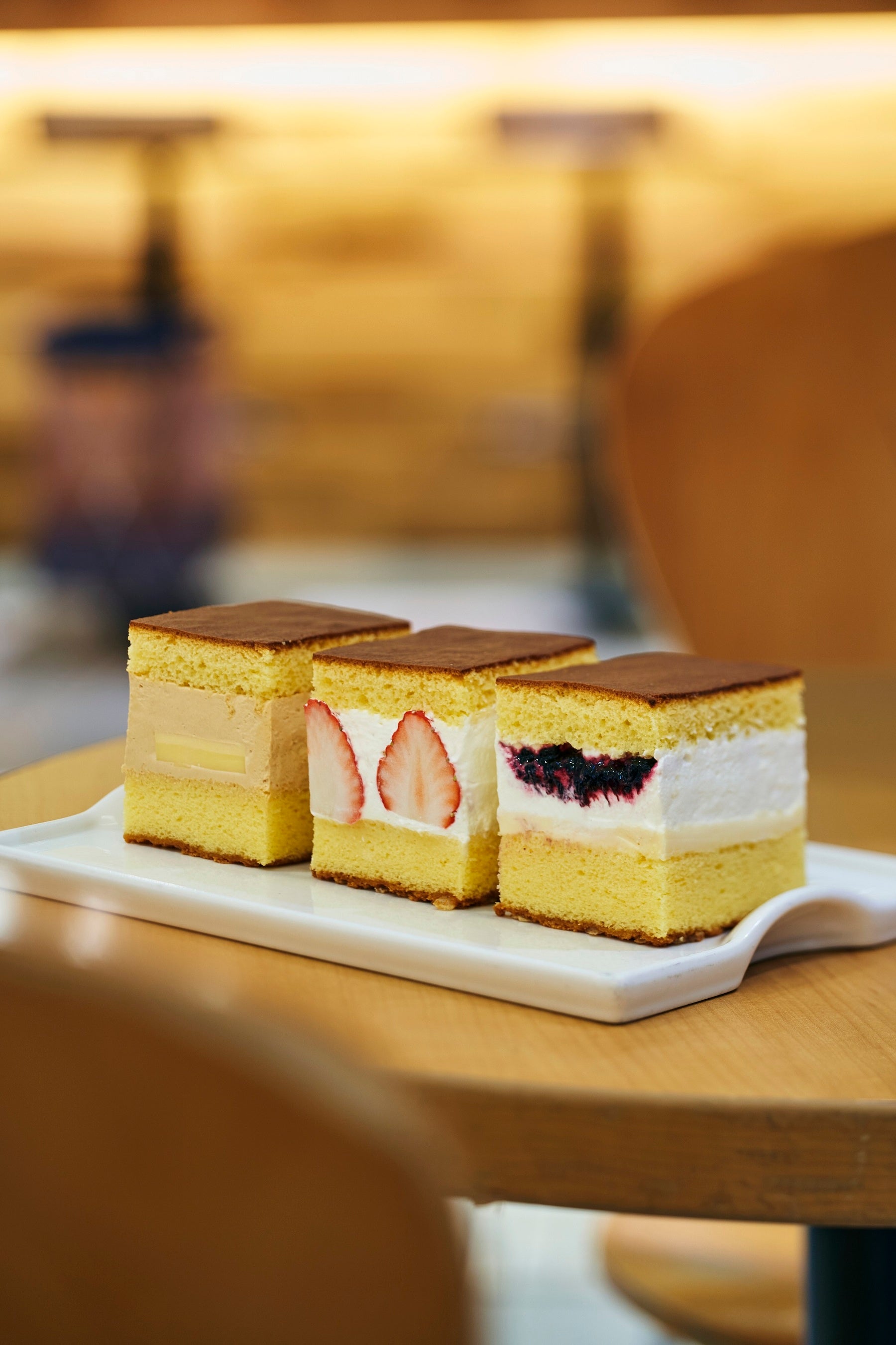 「北海道牛乳カステラ」北海道カステラサンド（左から）キャラメル×プリン（1個）641円、北海道苺×ミルク（1個701円）、ハスカップ×クリームチーズ（1個）691円[各日限定各150]