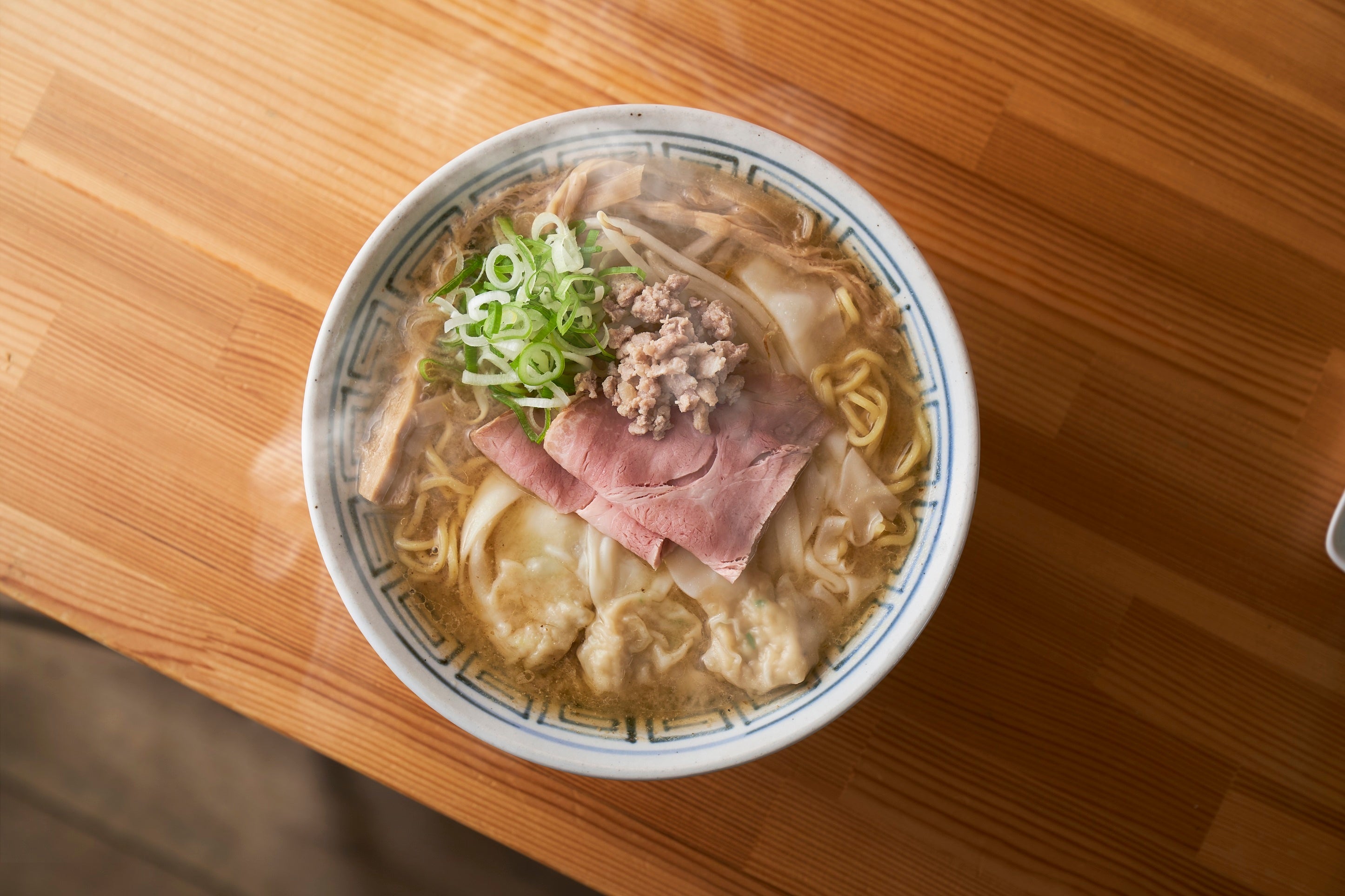 「麺 風棶堂」中華そば味噌（1人前）900円※画像はトッピングワンタン300円付、20日（水）から販売