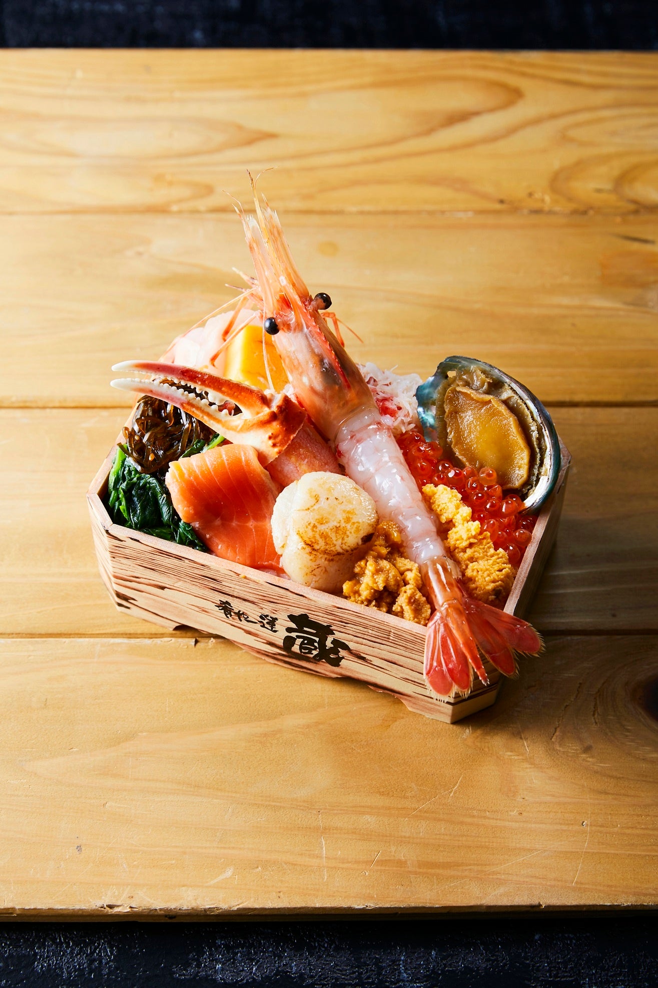 「肴や一蓮 蔵」 ぼたん海老 海鮮七種豪快盛弁当 （1人前）2,430円［各日限定150］ ※19日（火）までの販売