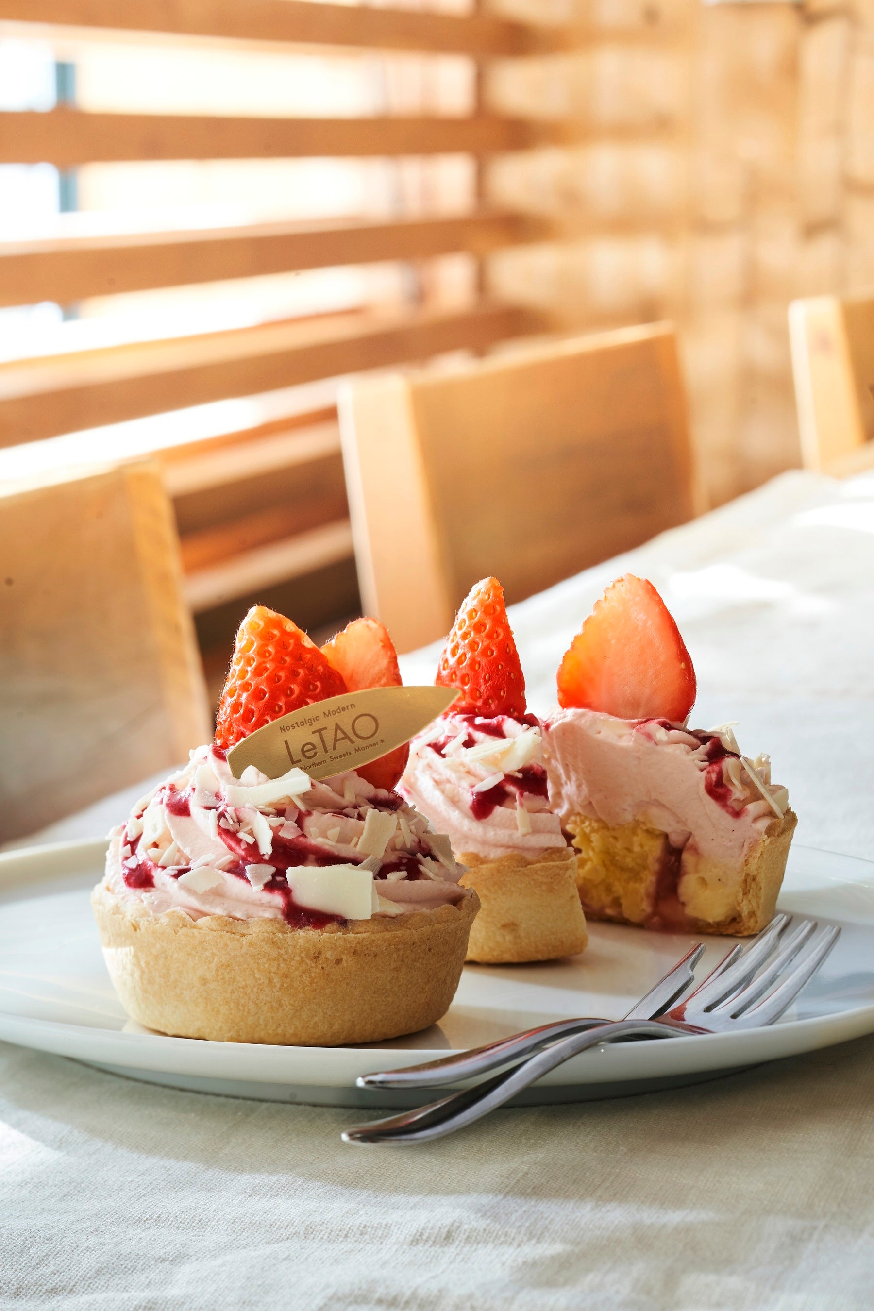 「小樽洋菓子舗ルタオ」 北海道いちごとベイクドチーズのタルト （1個）486円［各日限定700］ ※4月19日（火）までの販売