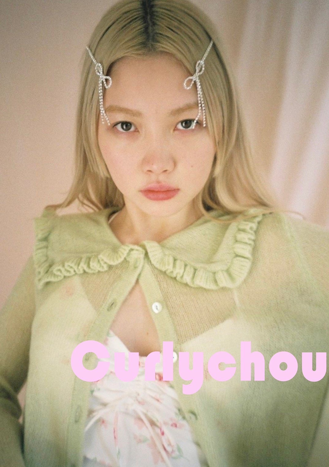 カーディガン 13,200円、ピン2セット 4,400円