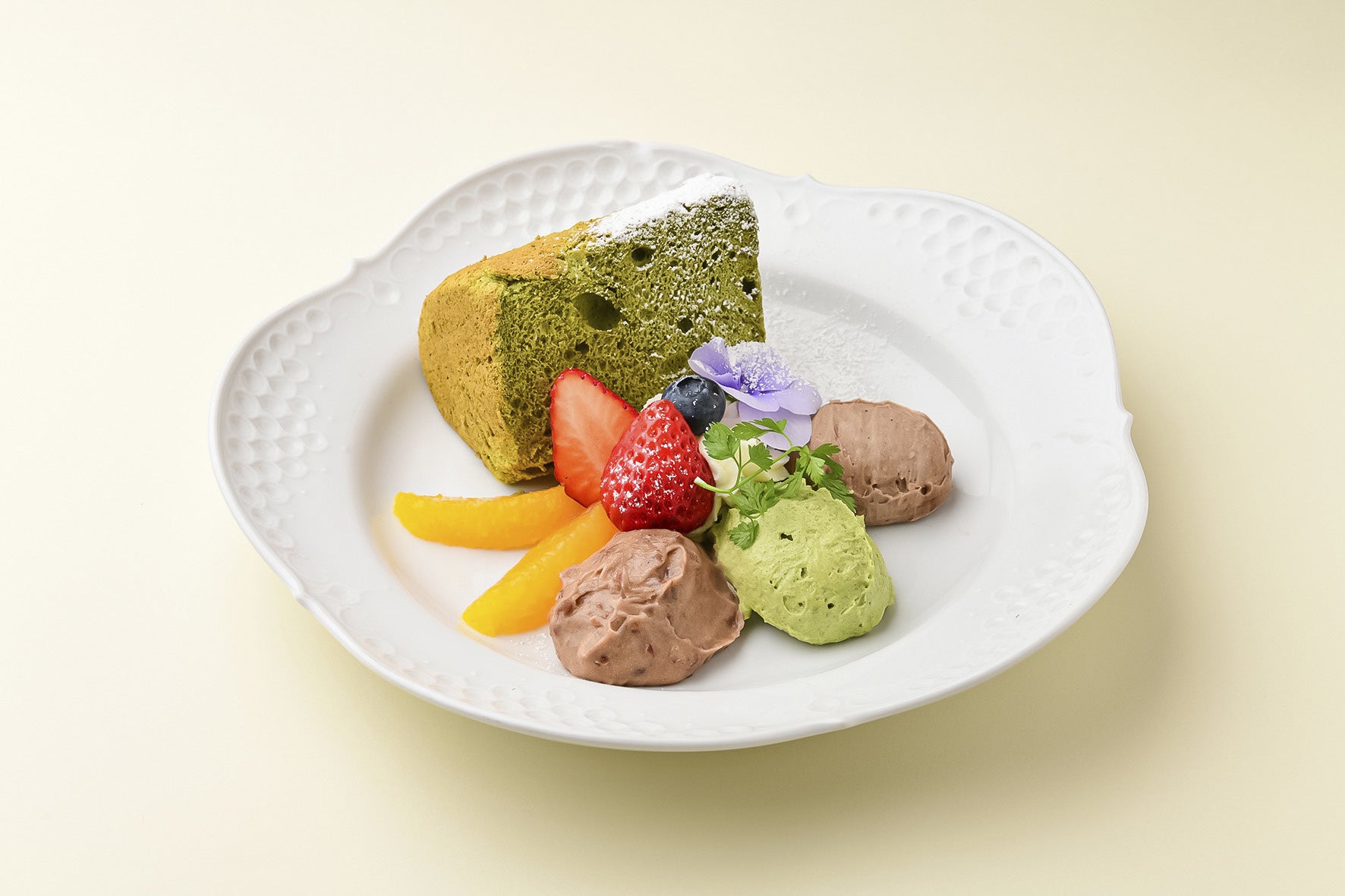 「マイセンカフェ」抹茶シフォン ケーキ玄米茶のクリーム添え(ドリ ンクセット) 2,300円 ◎7階