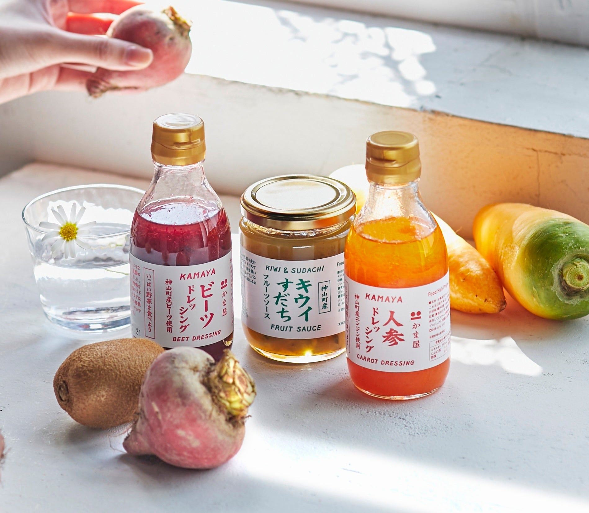 「フードハブ・プロジェクト」左から)ビーツドレッシング(190ｇ）771円、キウイすだちフルーツソース(250g)1,132円、人参ドレッシング(190g)734円　◎地下2階 プラットファームマーケットミニショップ