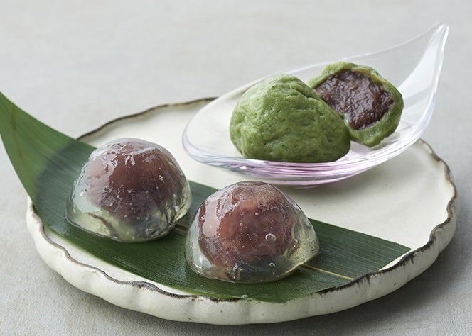 「菓心 小望月」（かしんこもちづき） 左・葛まんじゅう（１個）１８８円 右・生麩まんじゅう（３個入り）６４８円 ＜阪神梅田本店限定＞　※５月１１日（水）オープン