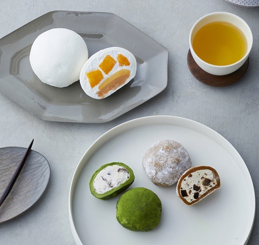 「養老軒」上・れもんマンゴー大福（１個）３４６円 　手前左・まっちゃり（１個）２６０円 　手前右・かぷちーの大福（１個）２６０円　※６月１４日（火）オープン