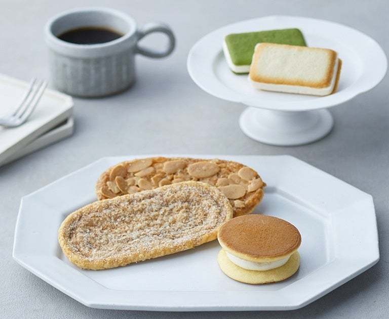 「HONMIDO」手前右・みたらしパンケーキ（６個入り）１,２０１円 　右上・本実堂サンド（４個入り）８０１円　※６月１４日（火）オープン